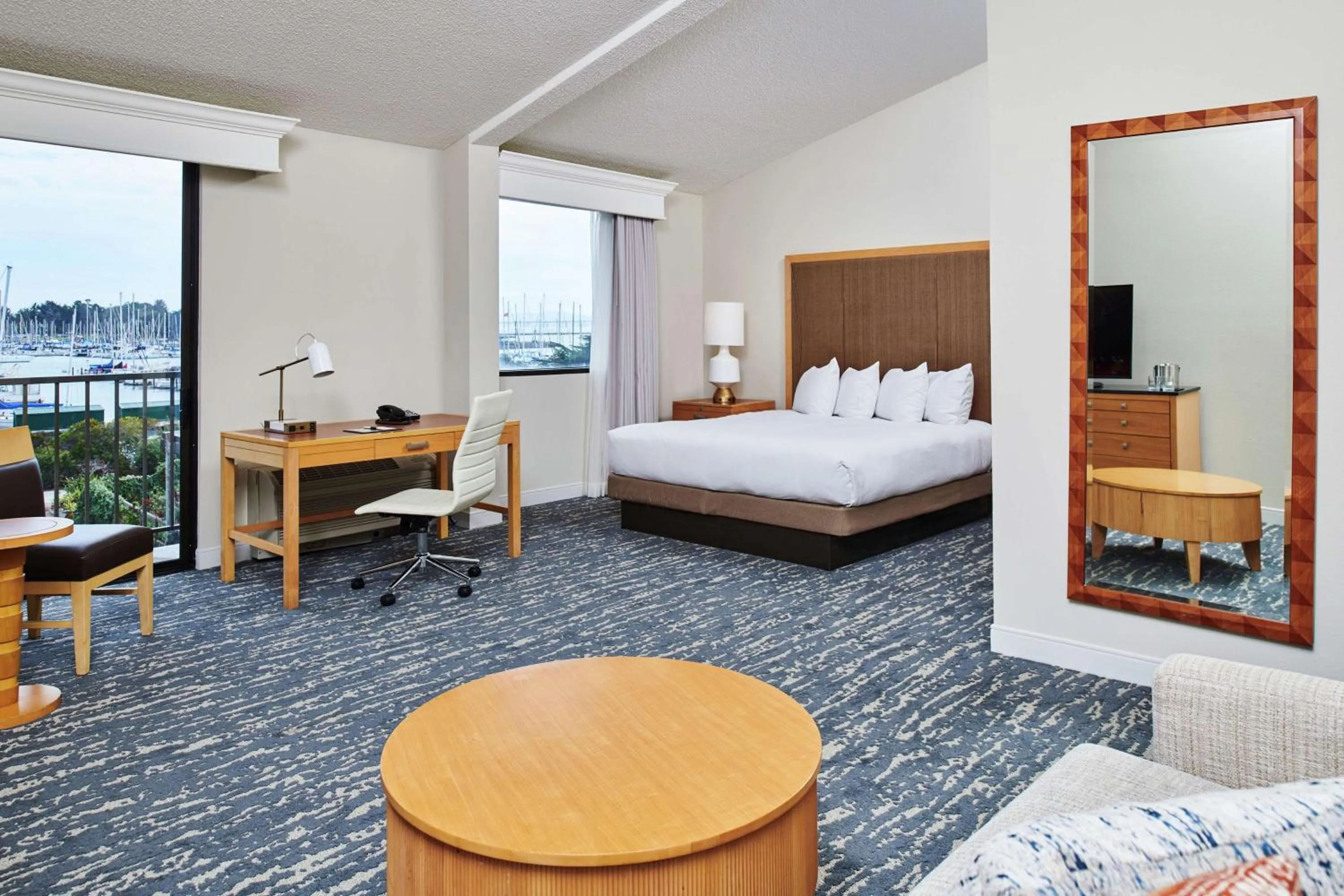 Living room, Bed in DoubleTree by Hilton Hotel Berkeley Marina