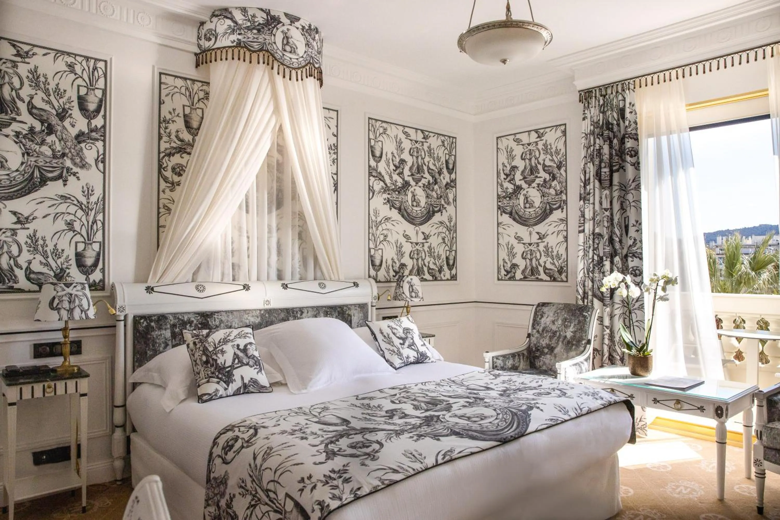 Bed in Hotel Le Negresco