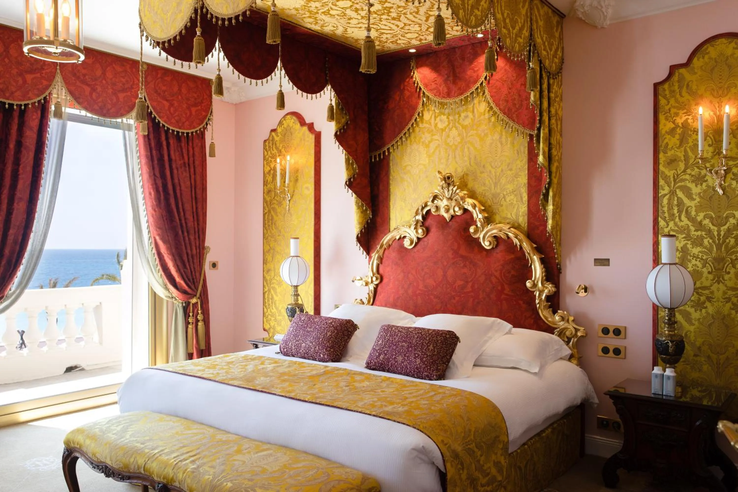 Bed in Hotel Le Negresco