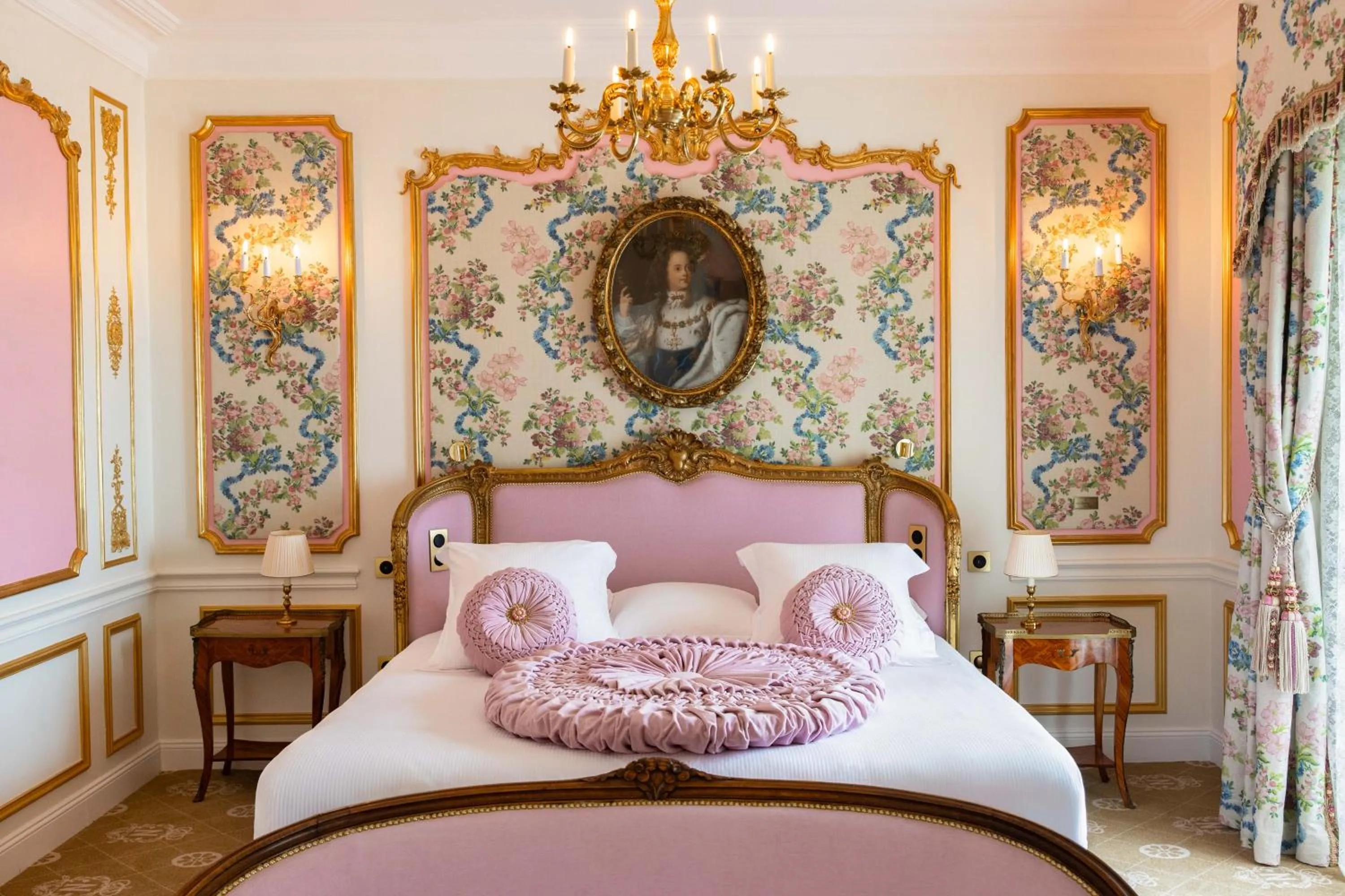 Bed in Hotel Le Negresco