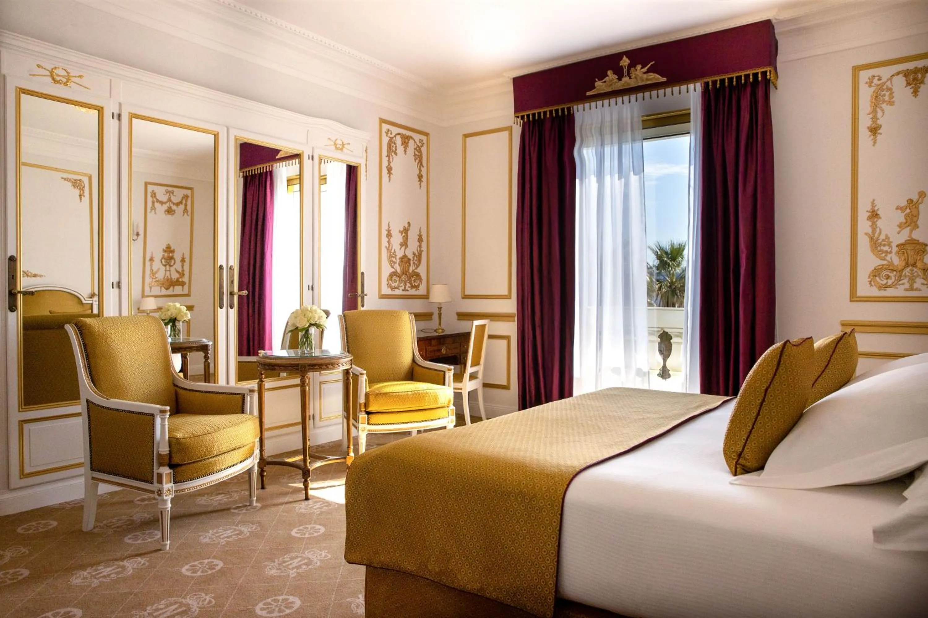 Bed in Hotel Le Negresco