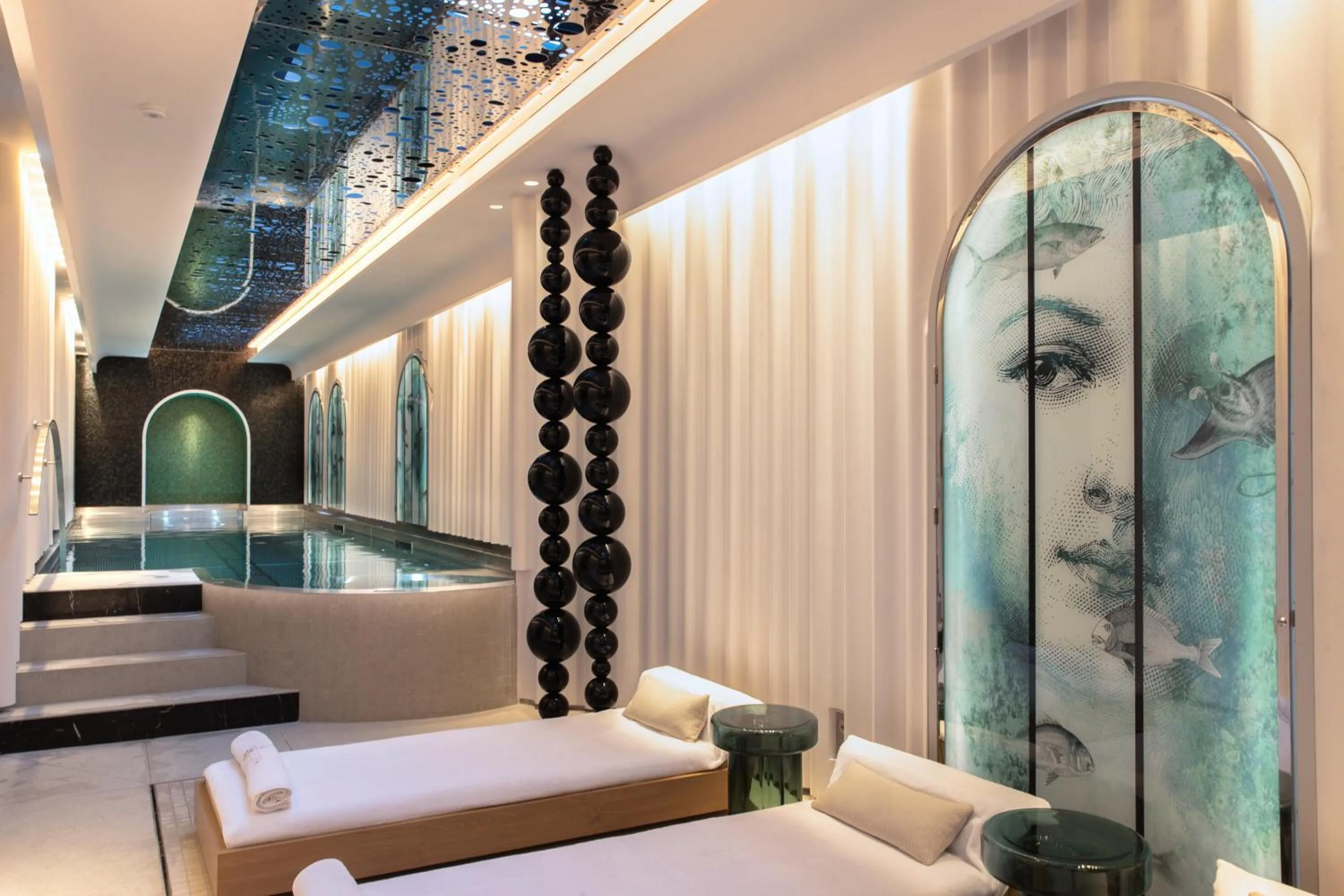 Swimming pool in Hotel Le Negresco