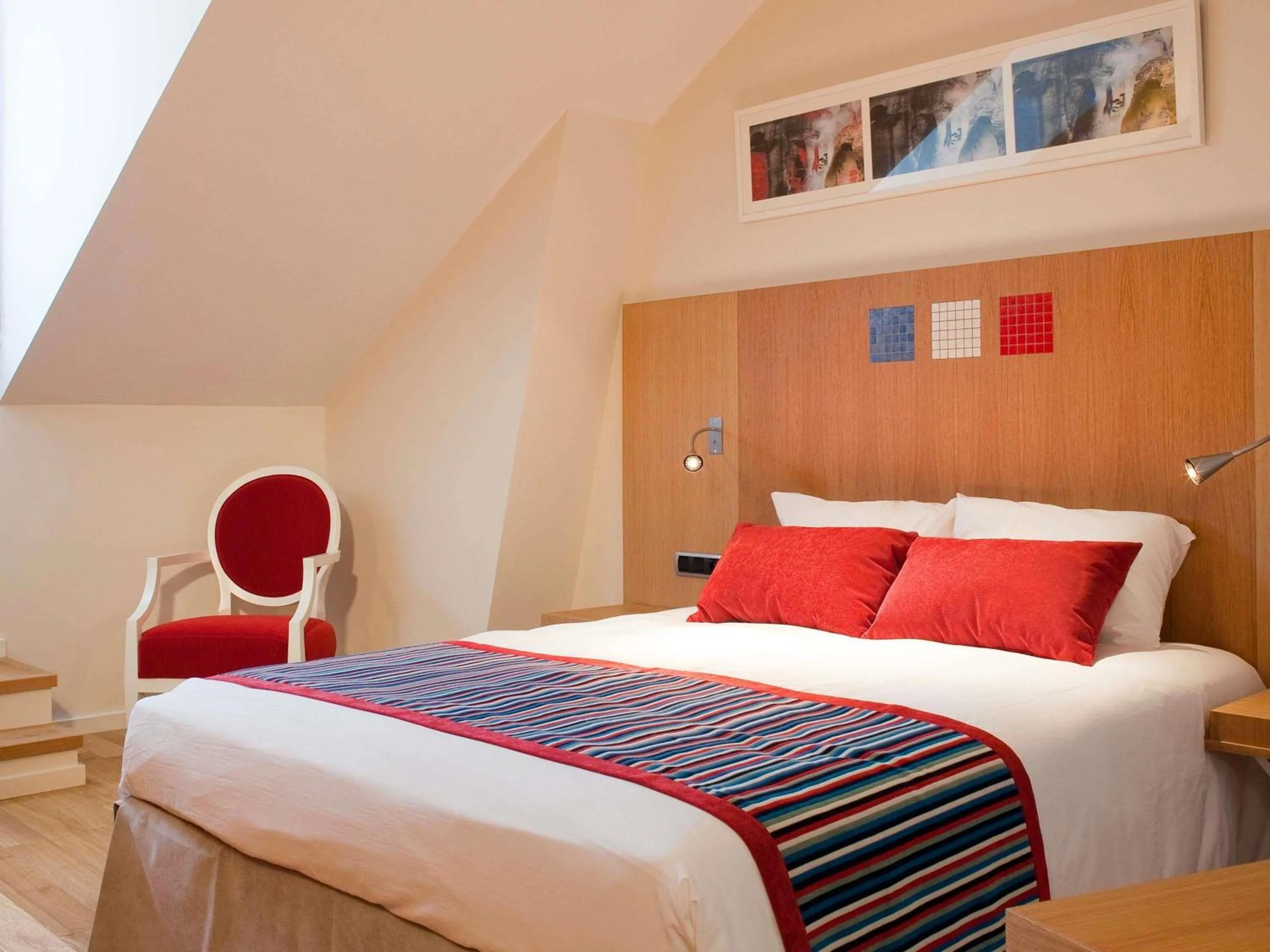 Property building, Bed in Hôtel Mercure Vittel