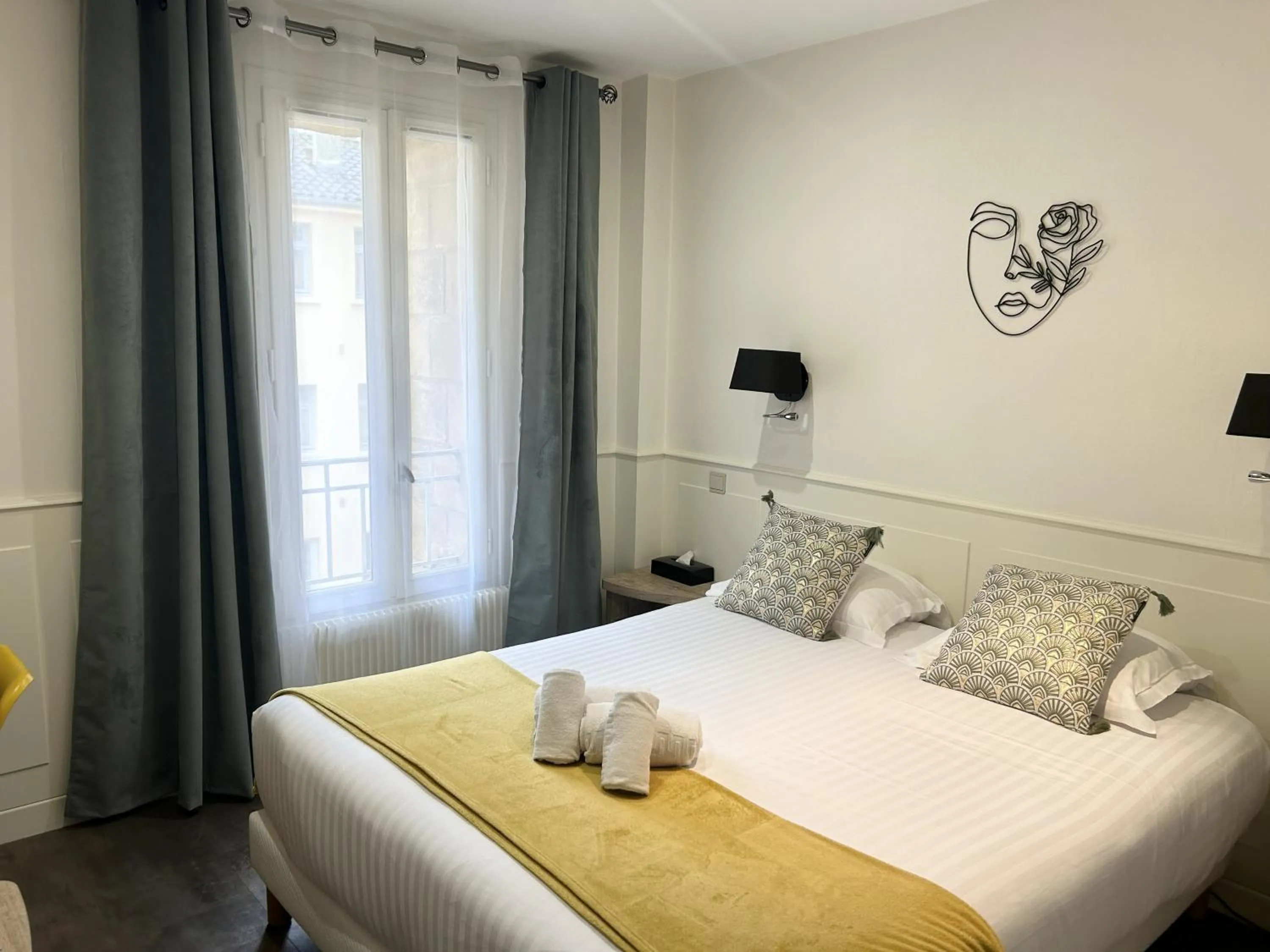 Bed in Hôtel Saint Albert