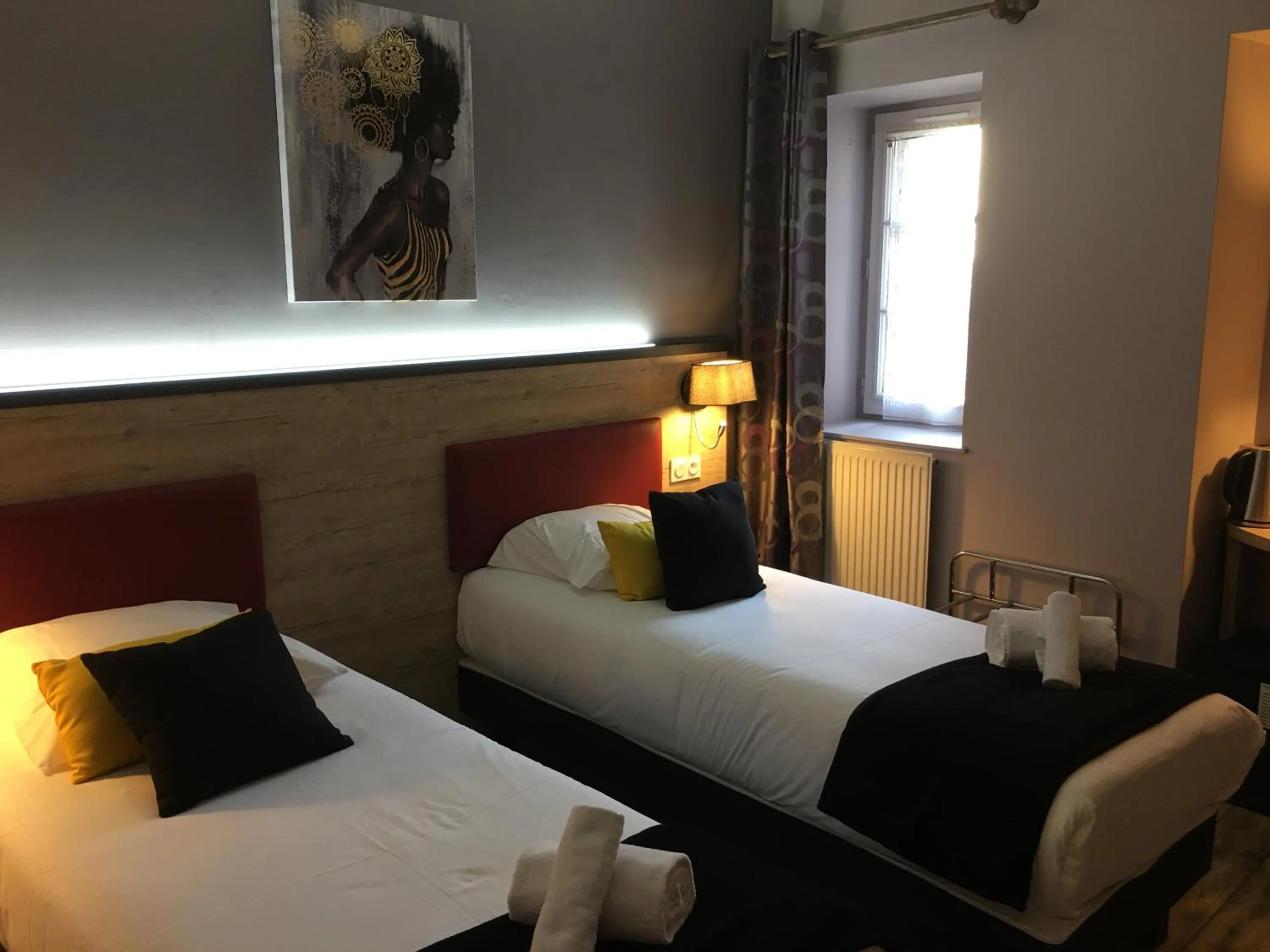 Shower, Bed in Hôtel Saint Albert