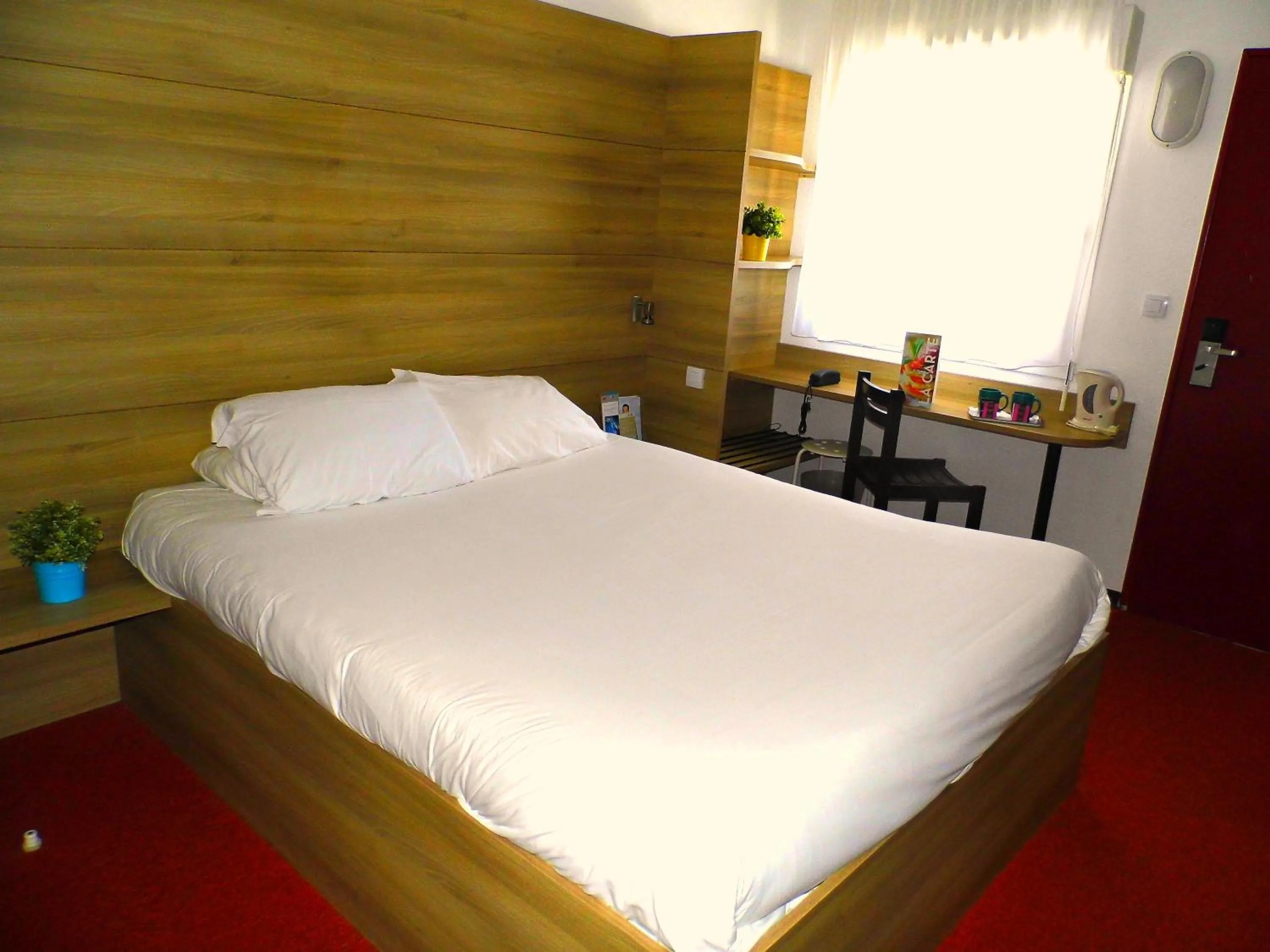 Bedroom, Bed in So'Lodge Niort A83