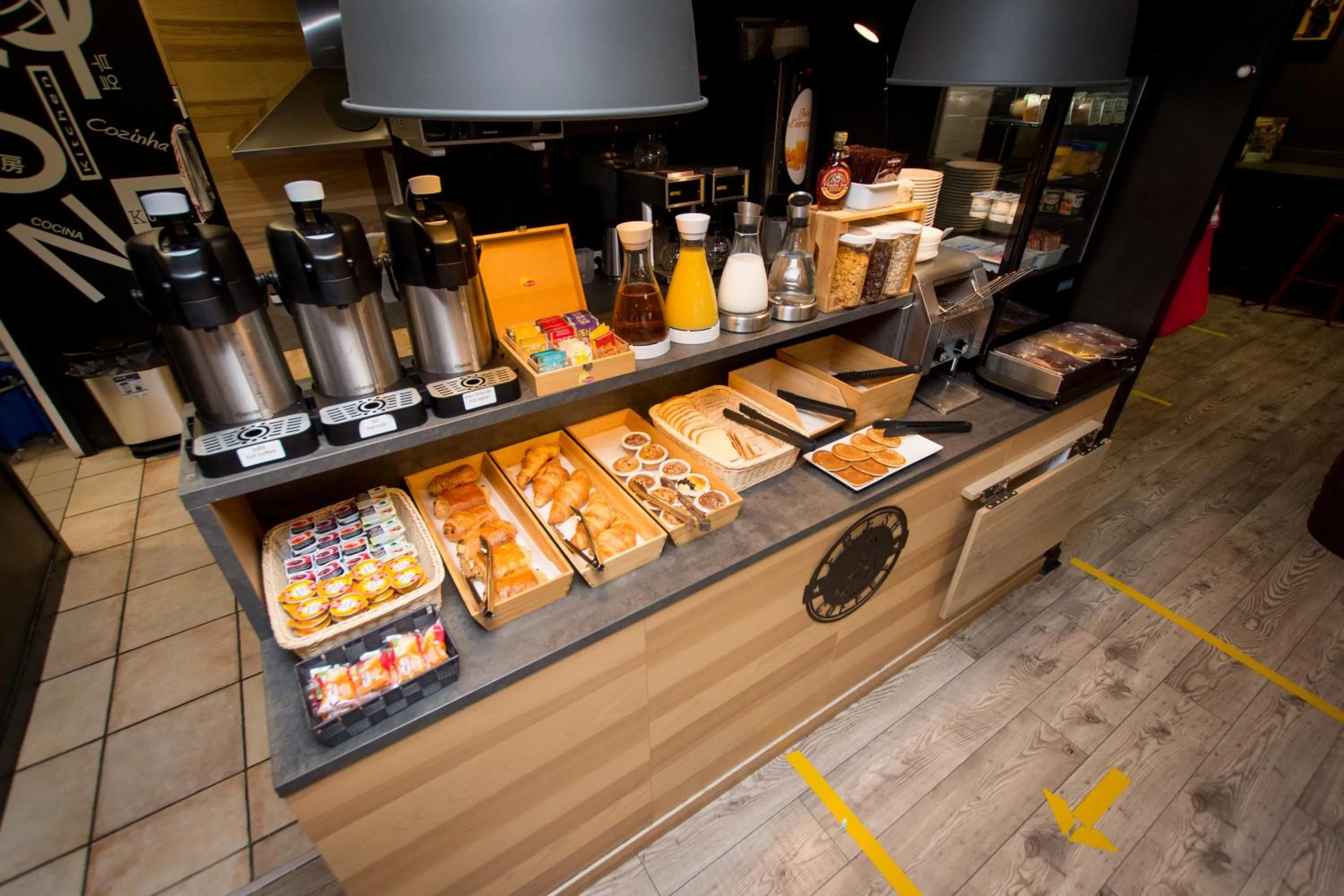 Buffet breakfast in So'Lodge Niort A83