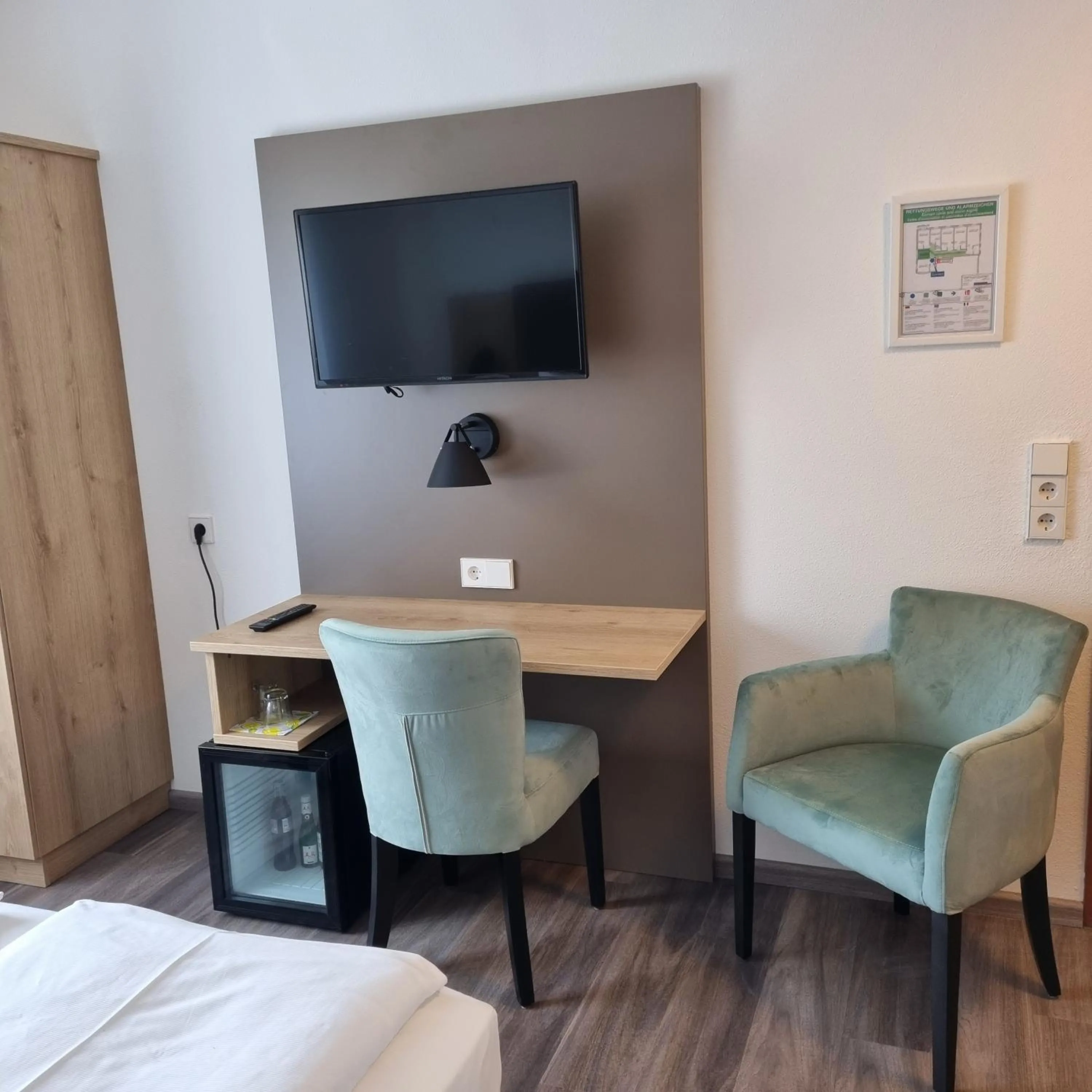 Seating area, Bed in Hotel Garni Krone