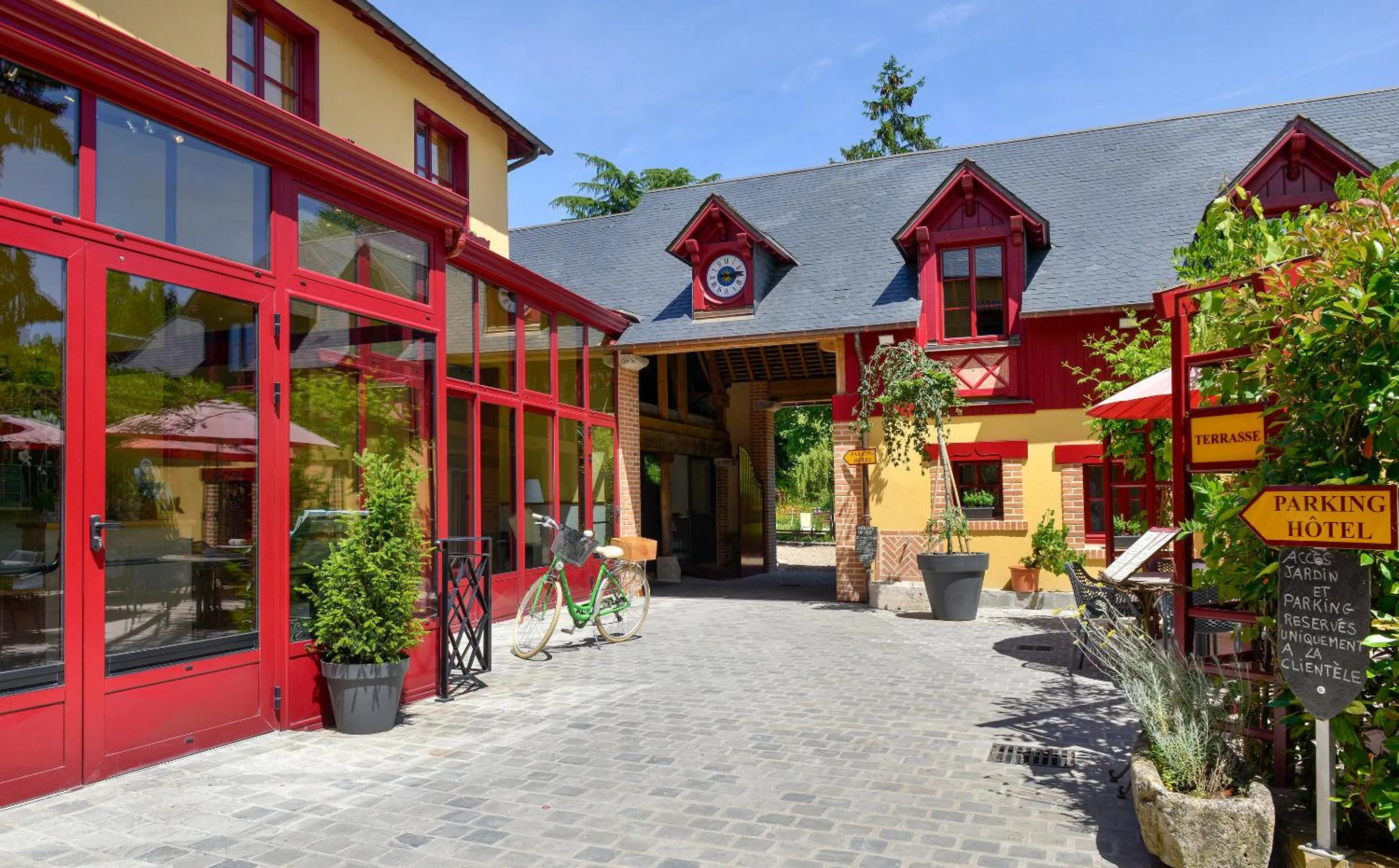 Balcony/Terrace in Logis Hotel La Diligence