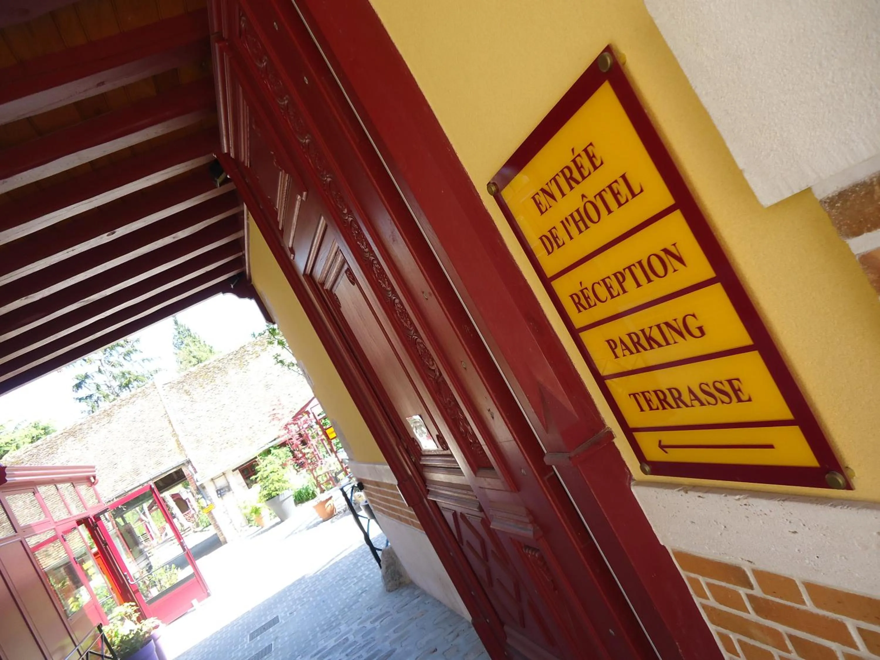 Facade/entrance in Logis Hotel La Diligence