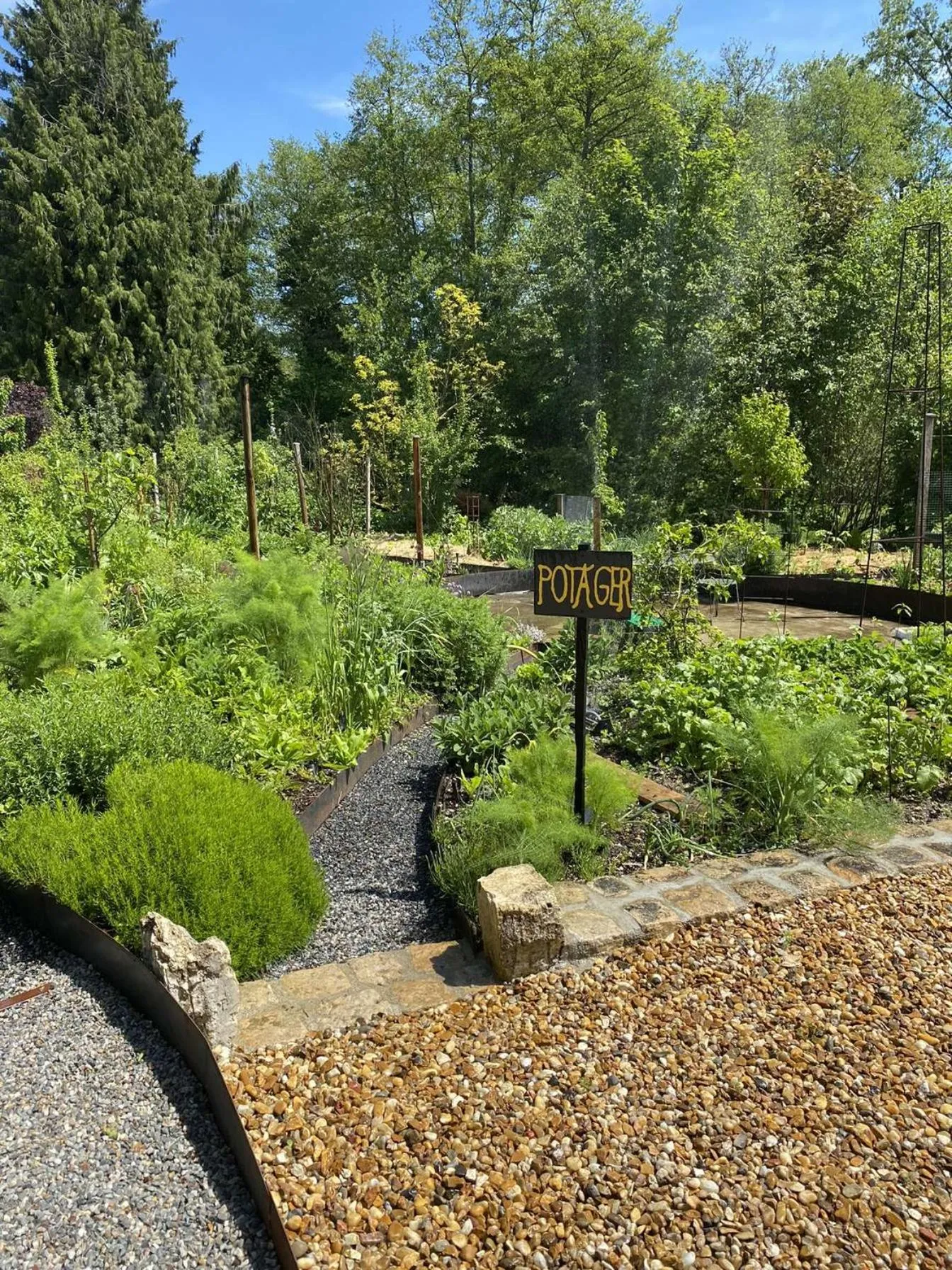 Garden in Logis Hotel La Diligence