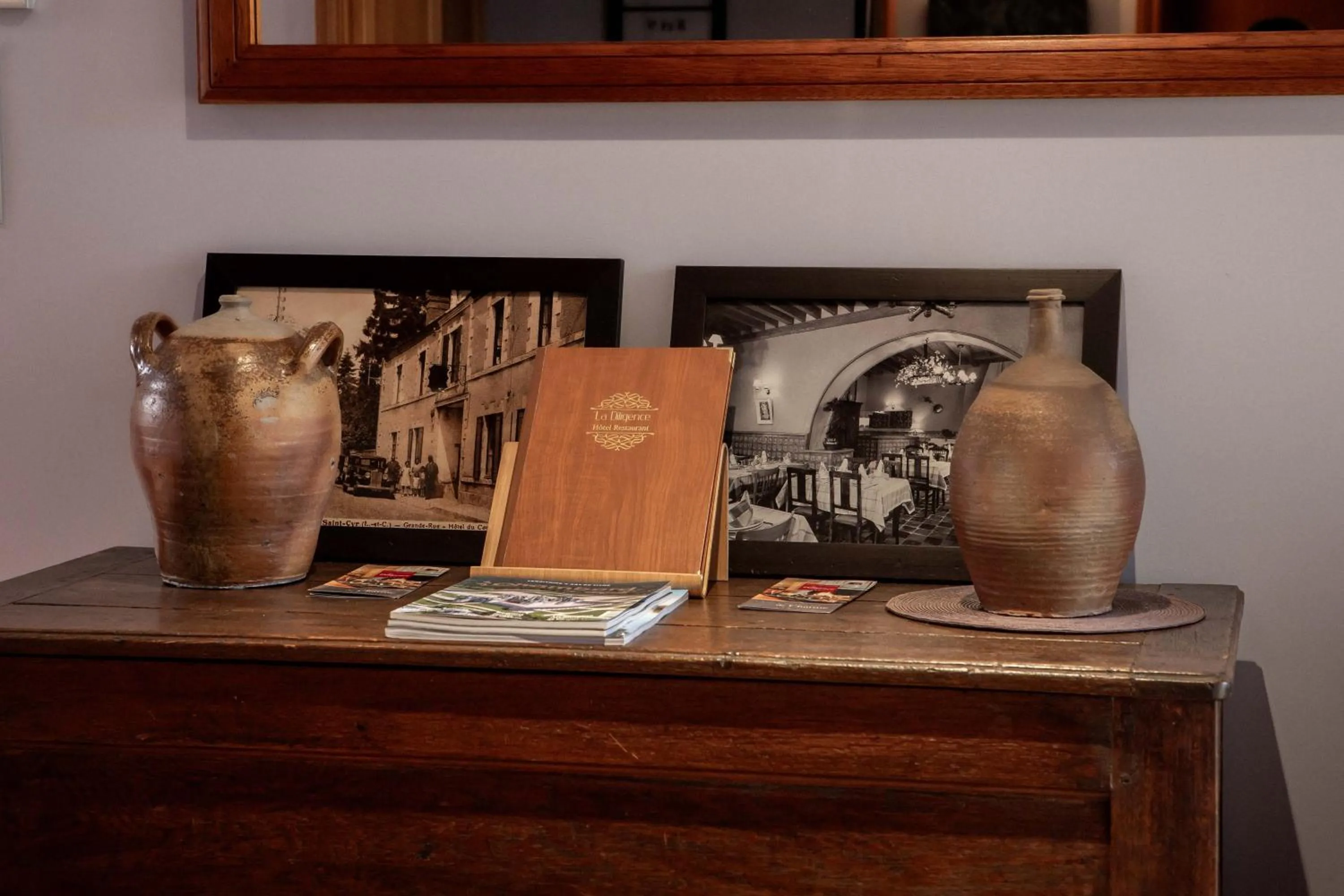 Lobby or reception in Logis Hotel La Diligence