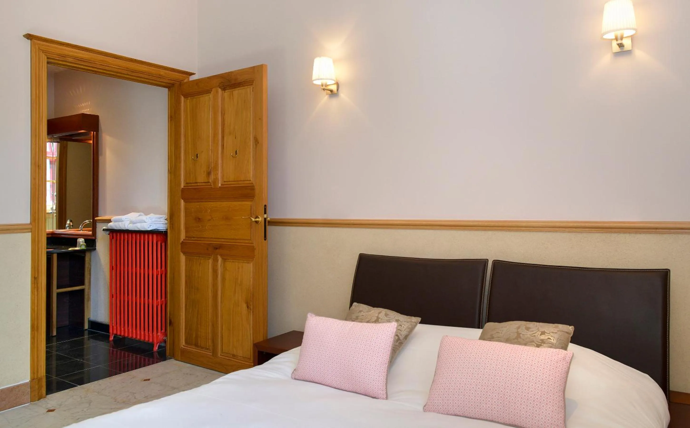 Bed in Logis Hotel La Diligence