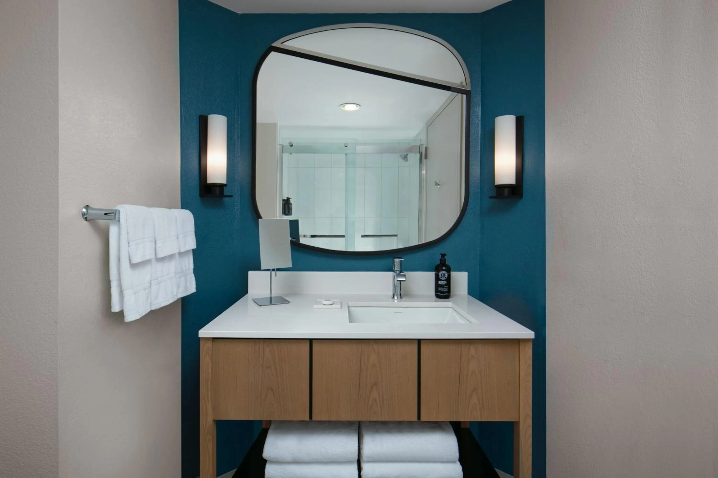 Bathroom in Hotel Landy Orlando Universal Blvd, a Tribute Portfolio Hotel