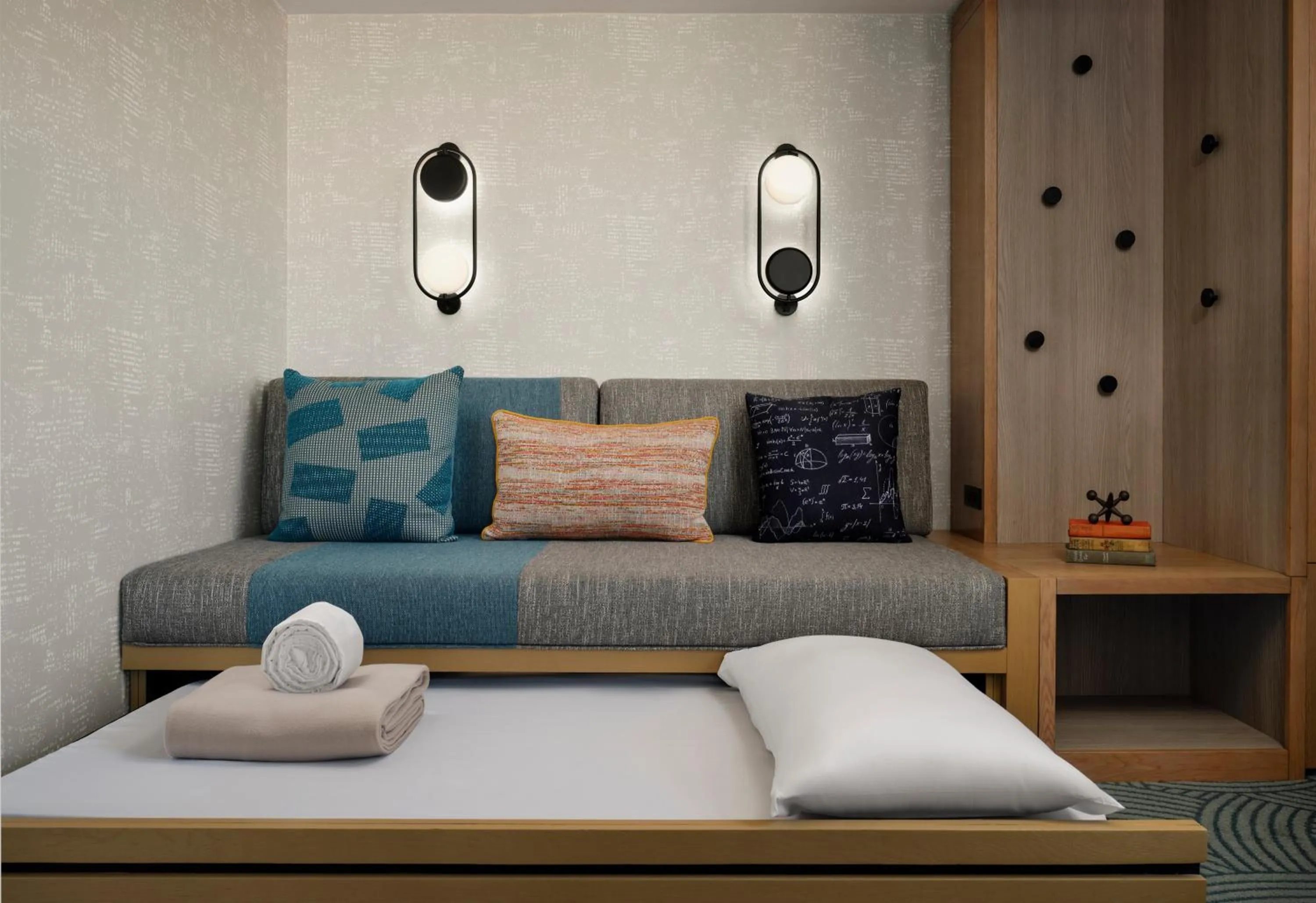 Living room, Bed in Hotel Landy Orlando Universal Blvd, a Tribute Portfolio Hotel