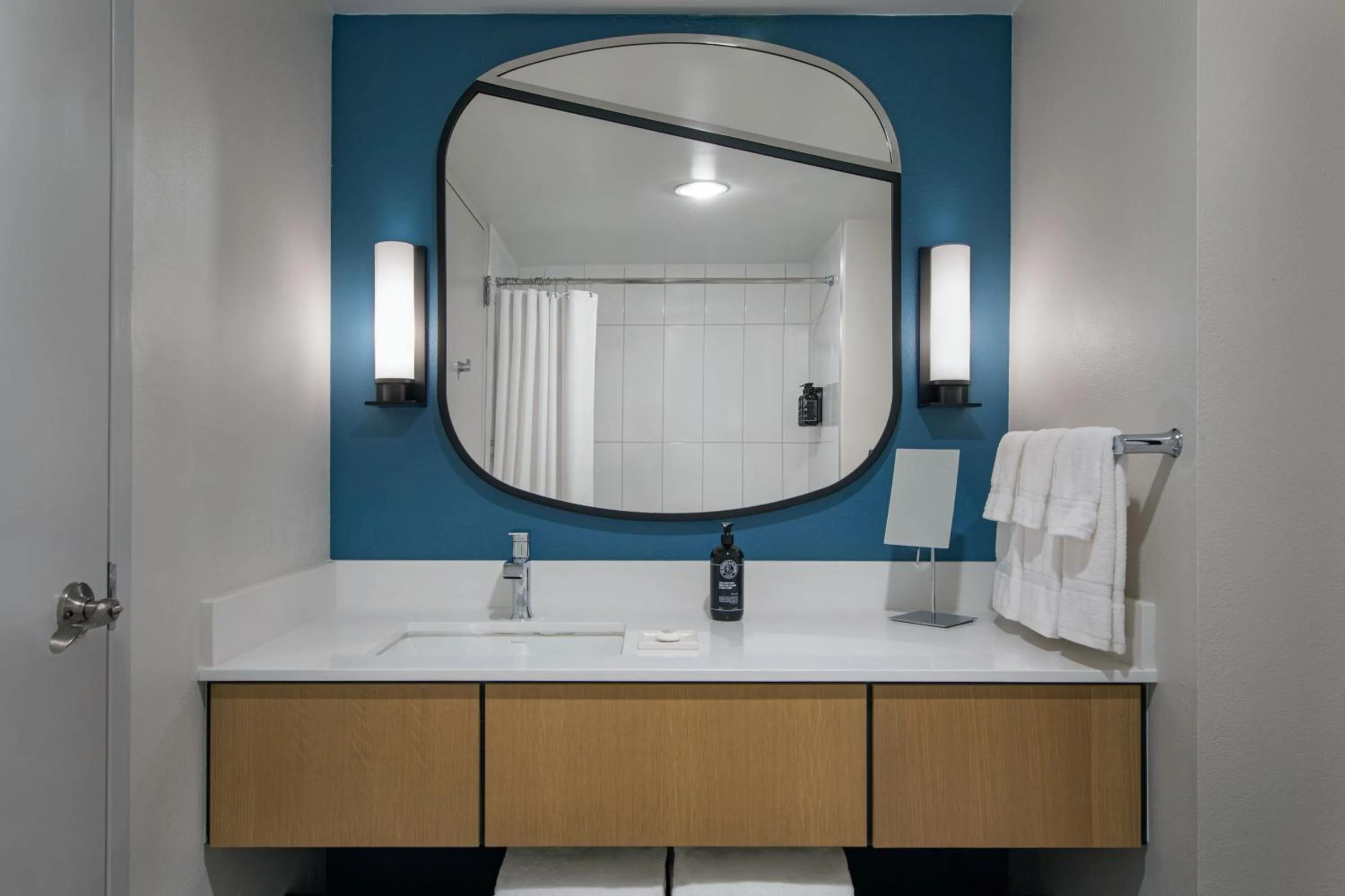 Bathroom in Hotel Landy Orlando Universal Blvd, a Tribute Portfolio Hotel