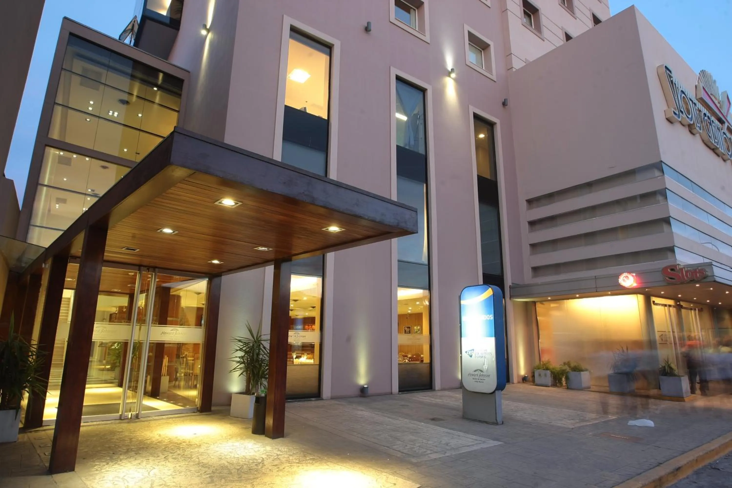 Property building in Howard Johnson Villa María Hotel y Casino