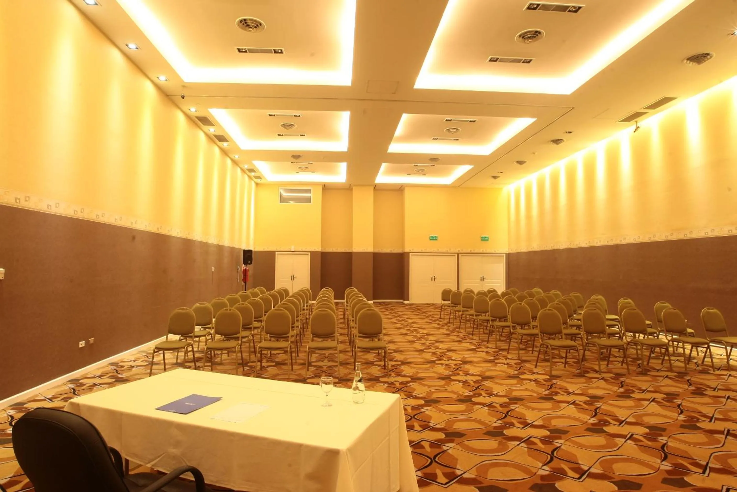 Meeting/conference room in Howard Johnson Villa María Hotel y Casino