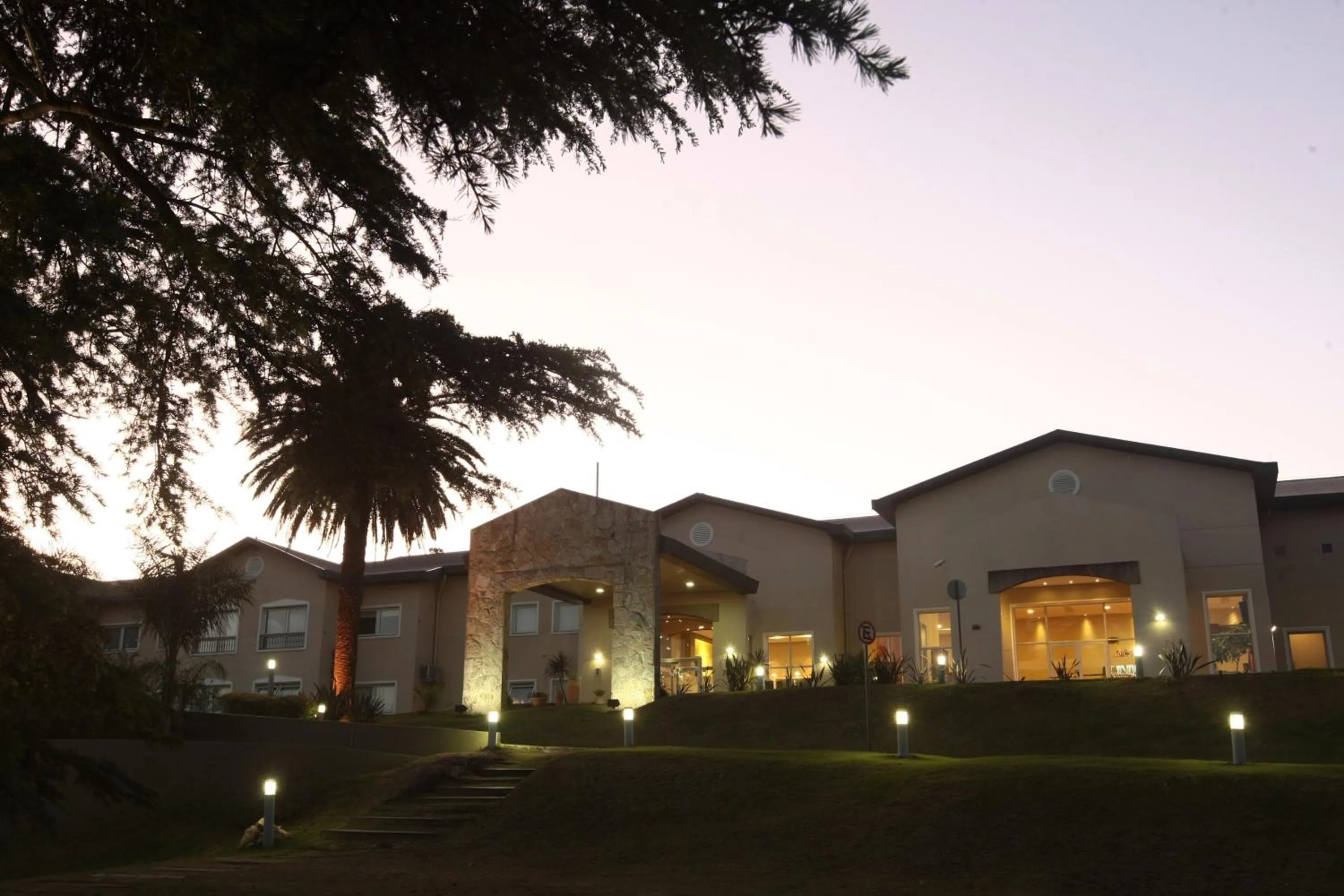 Facade/entrance in Howard Johnson Rio Ceballos Hotel y Casino