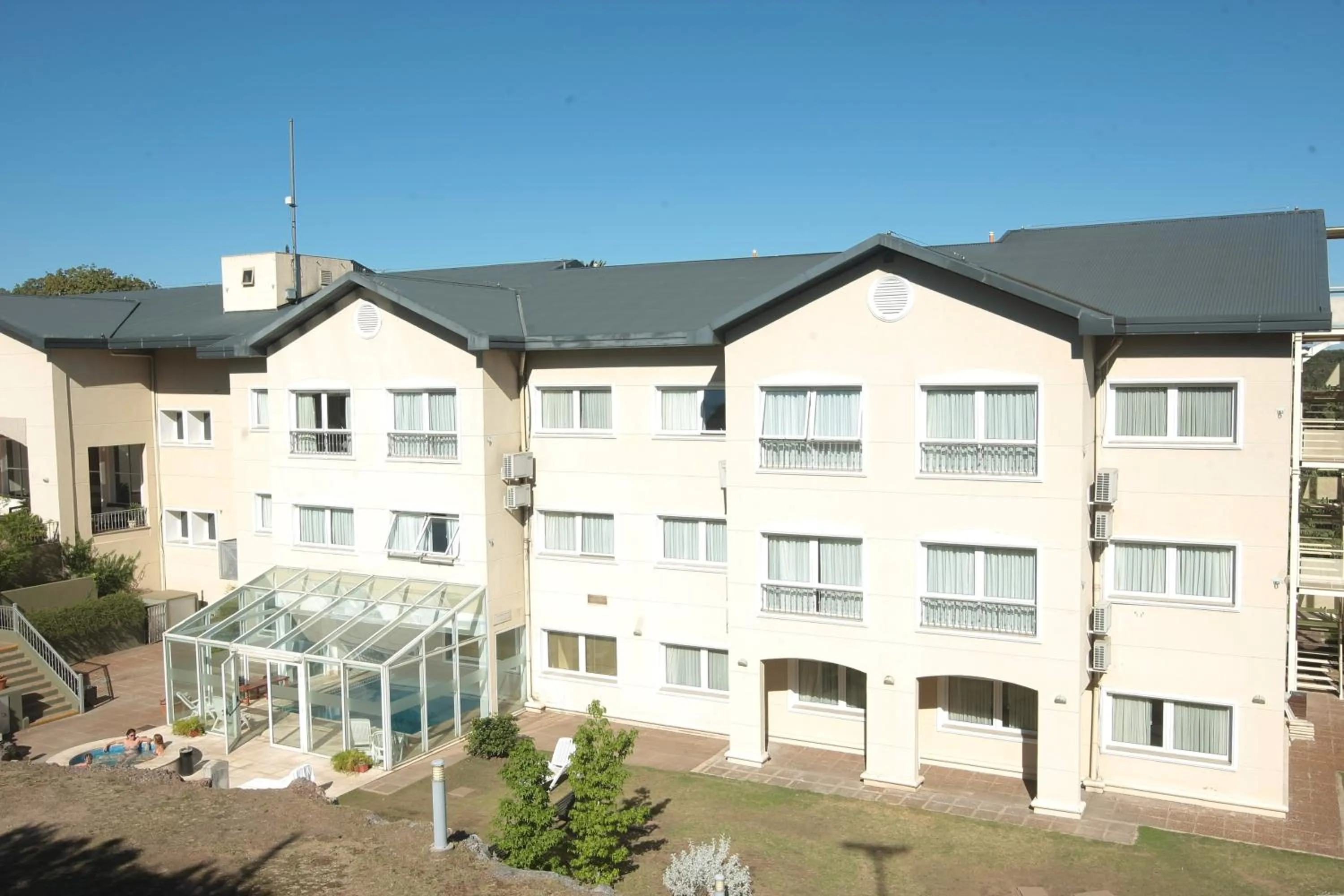 Facade/entrance in Howard Johnson Rio Ceballos Hotel y Casino