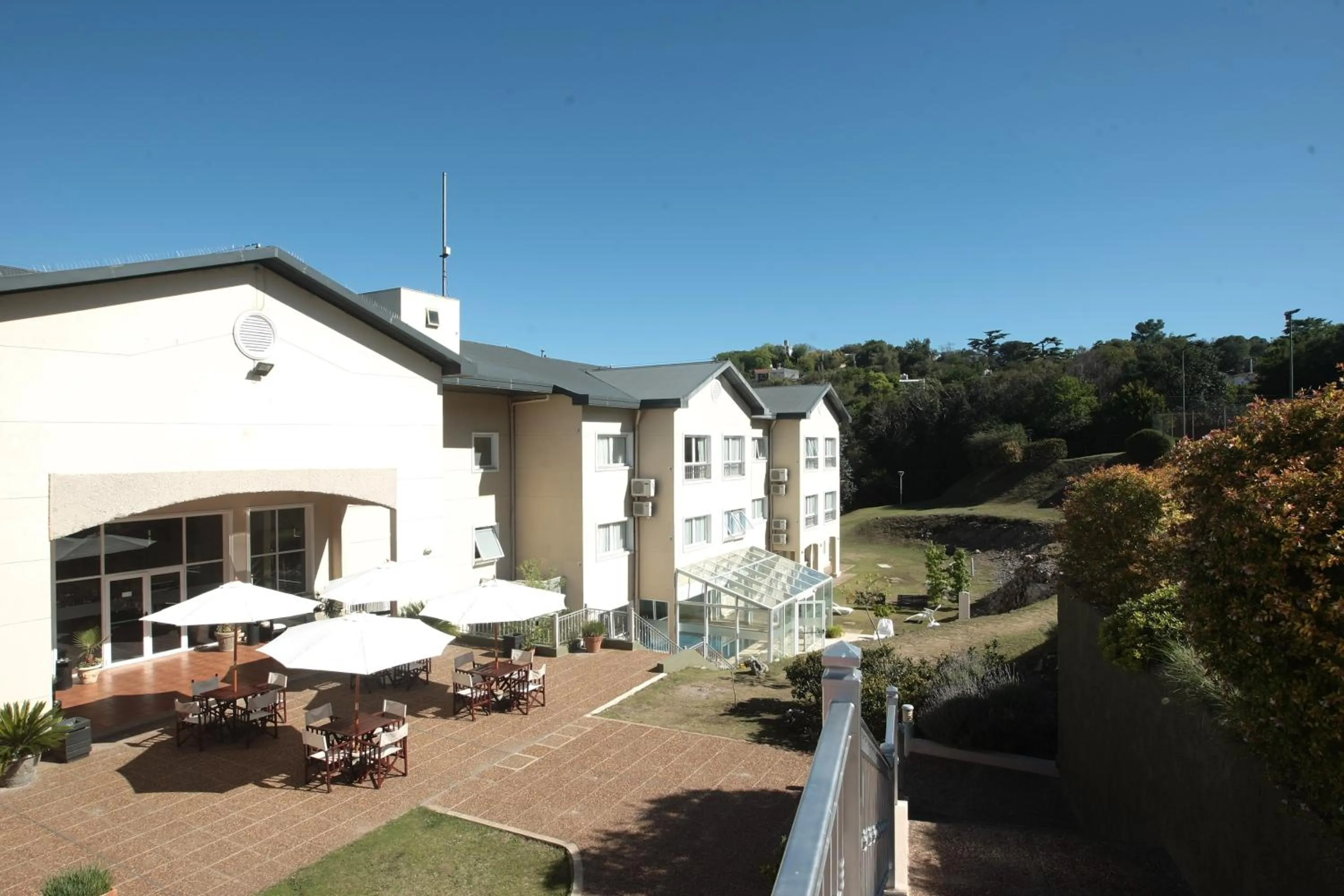 Facade/entrance in Howard Johnson Rio Ceballos Hotel y Casino
