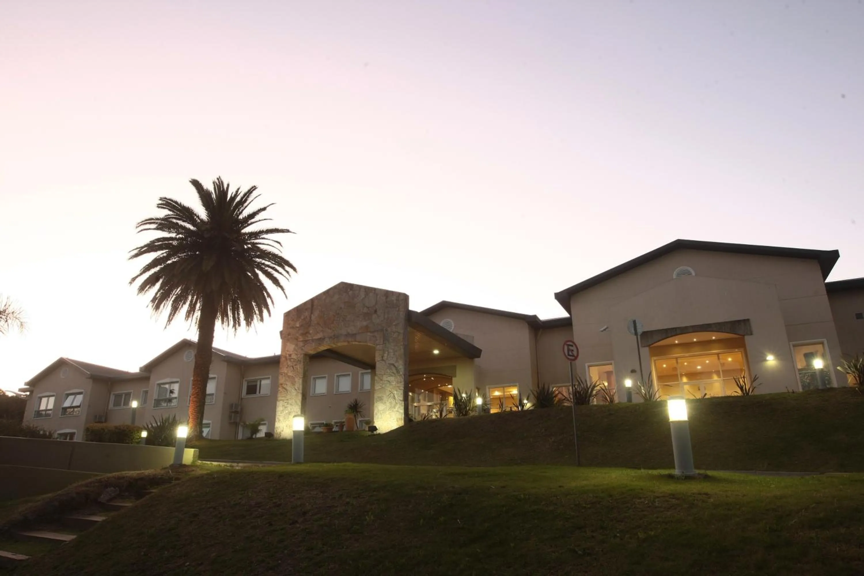 Facade/entrance in Howard Johnson Rio Ceballos Hotel y Casino