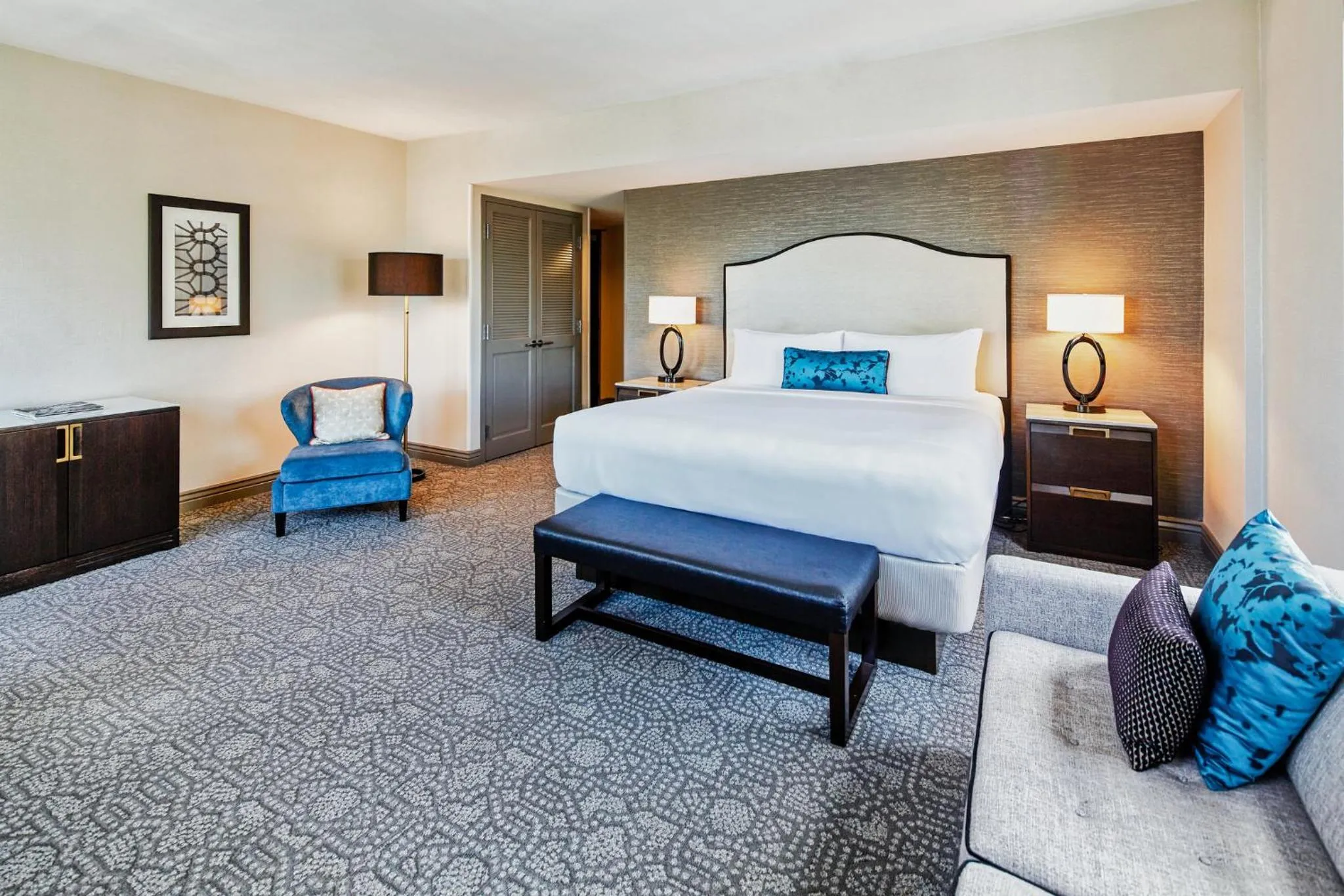 Photo of the whole room, Bed in InterContinental Chicago Magnificent Mile by IHG