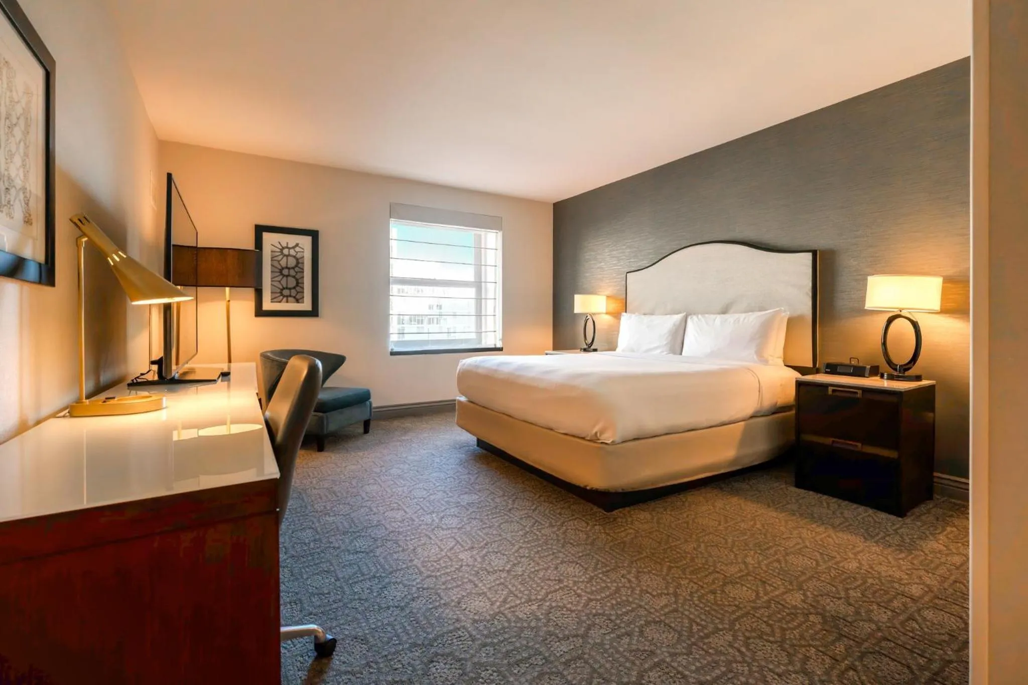 Photo of the whole room, Bed in InterContinental Chicago Magnificent Mile by IHG