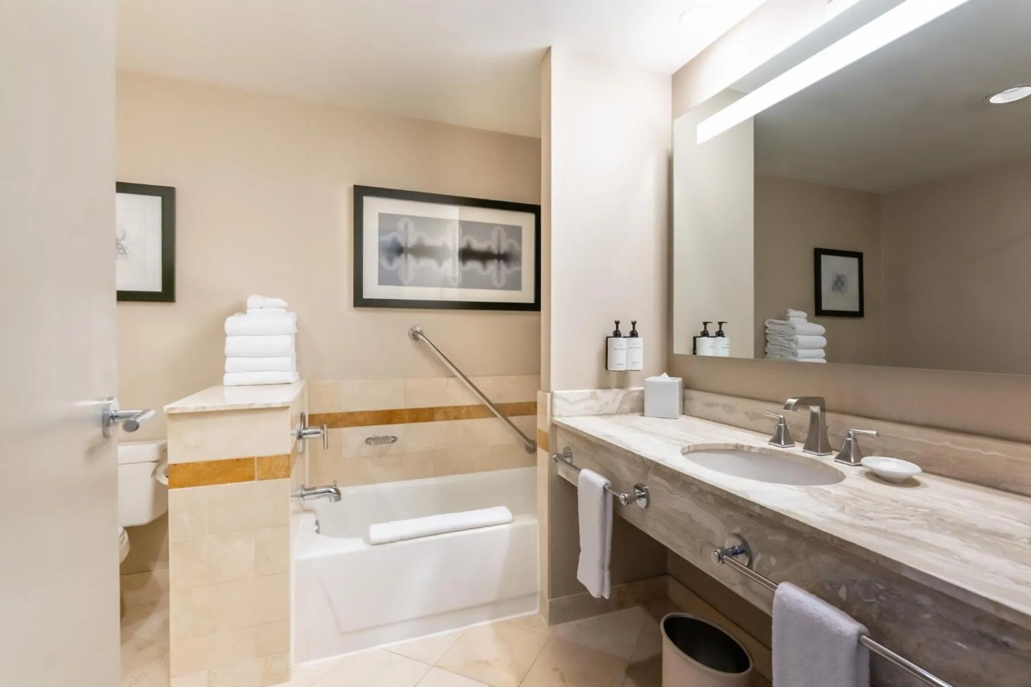 Photo of the whole room in InterContinental Chicago Magnificent Mile by IHG