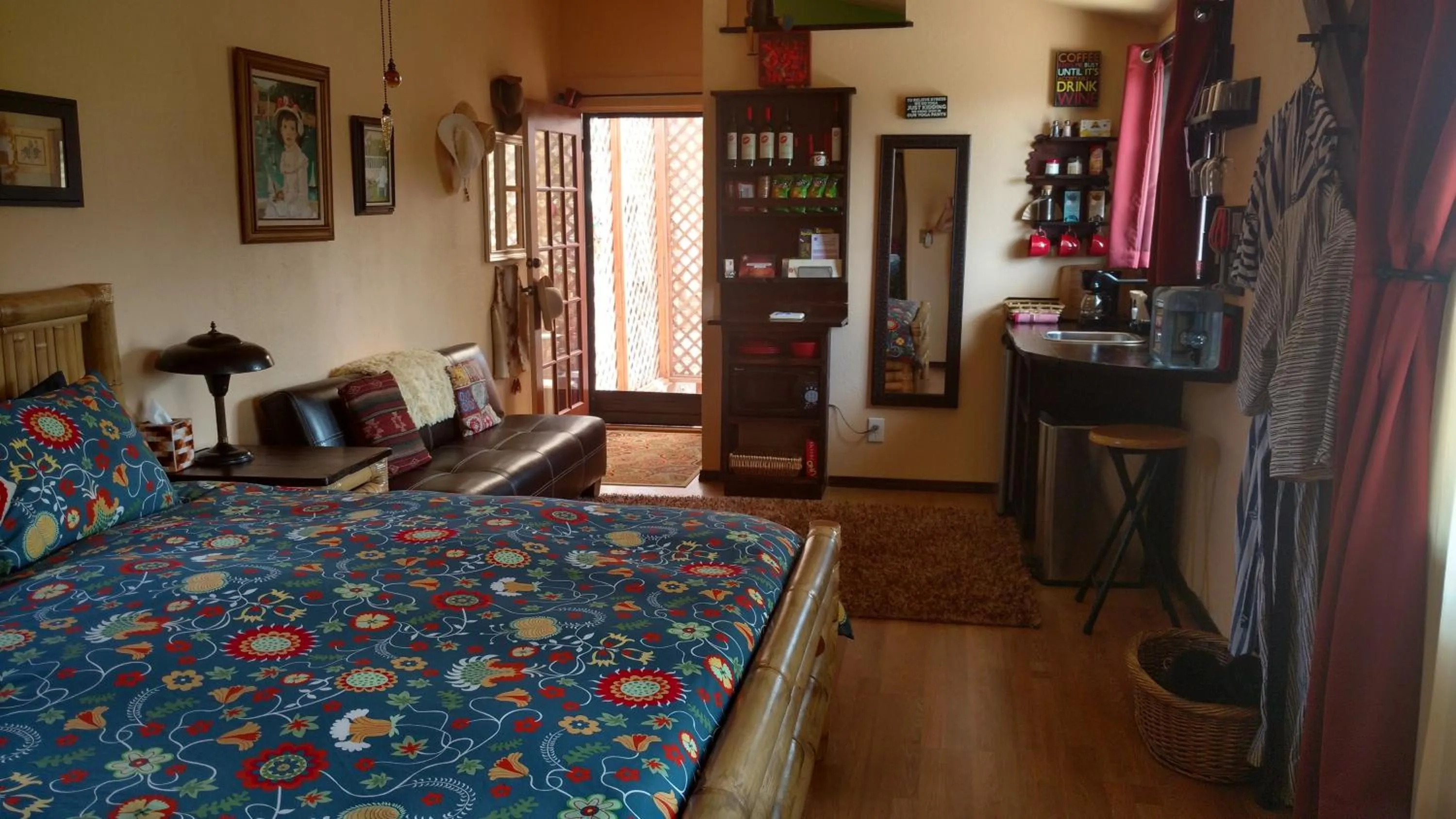 Bed in Vinofilia Wine Country Inn