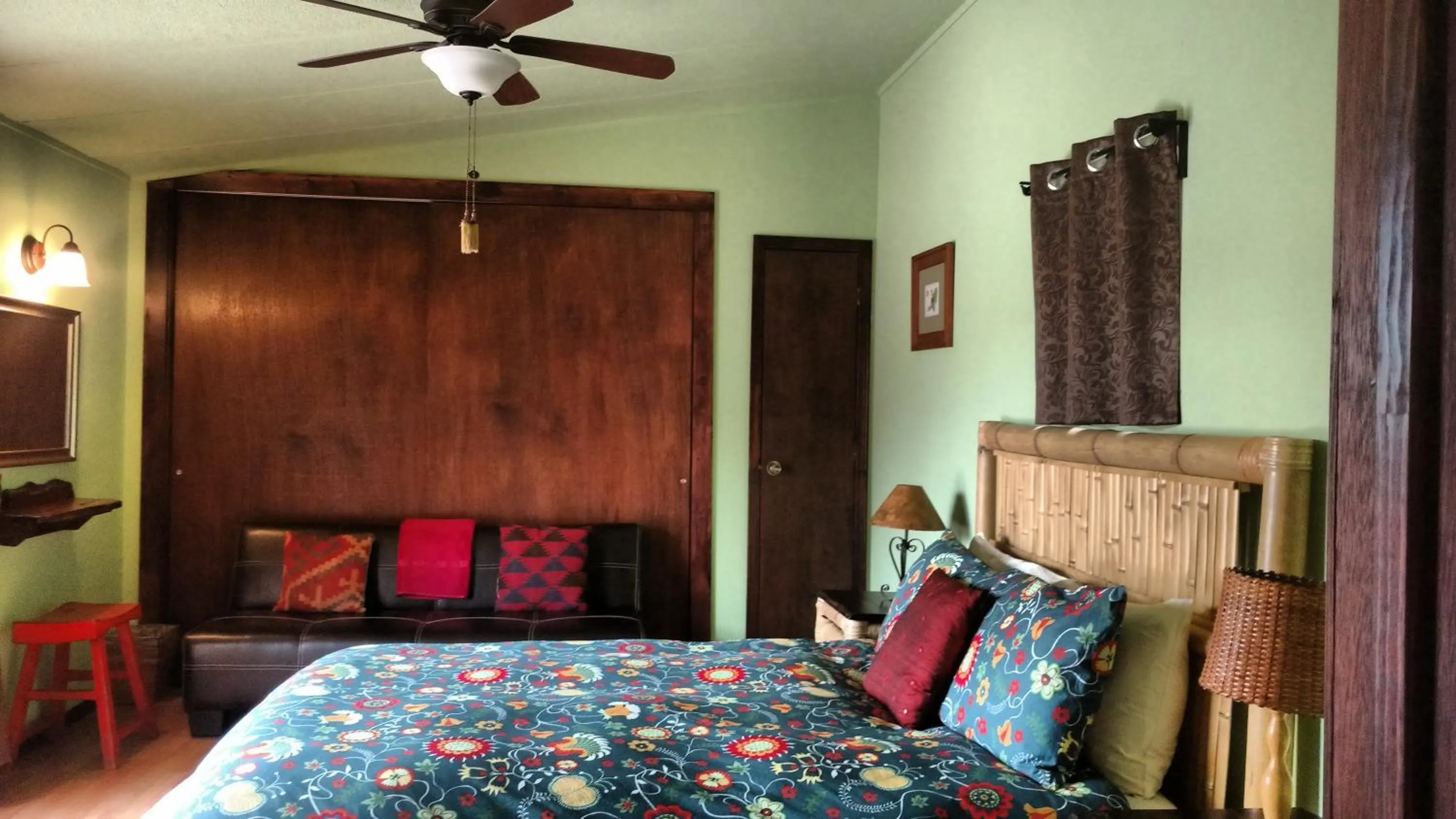 Bed in Vinofilia Wine Country Inn