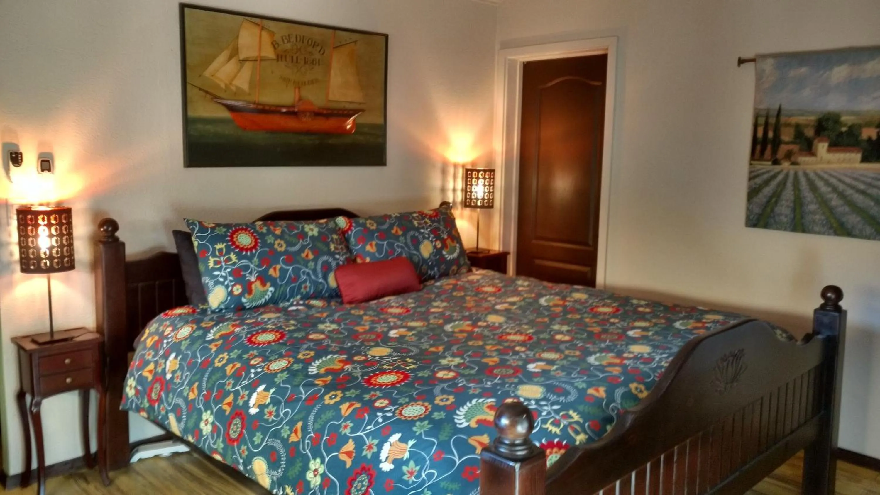 Bed in Vinofilia Wine Country Inn