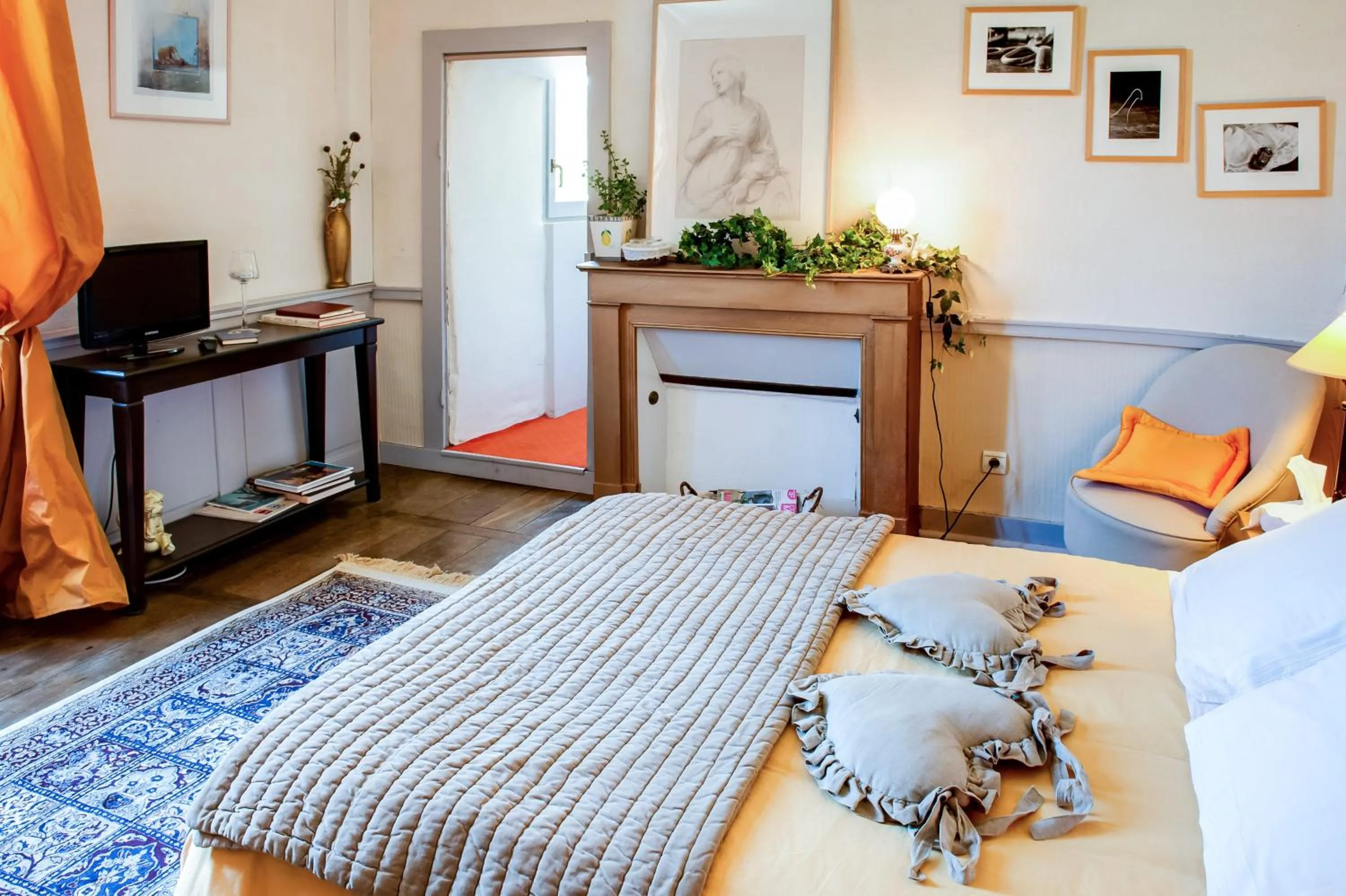 Photo of the whole room, Bed in Château Du Pin - Teritoria