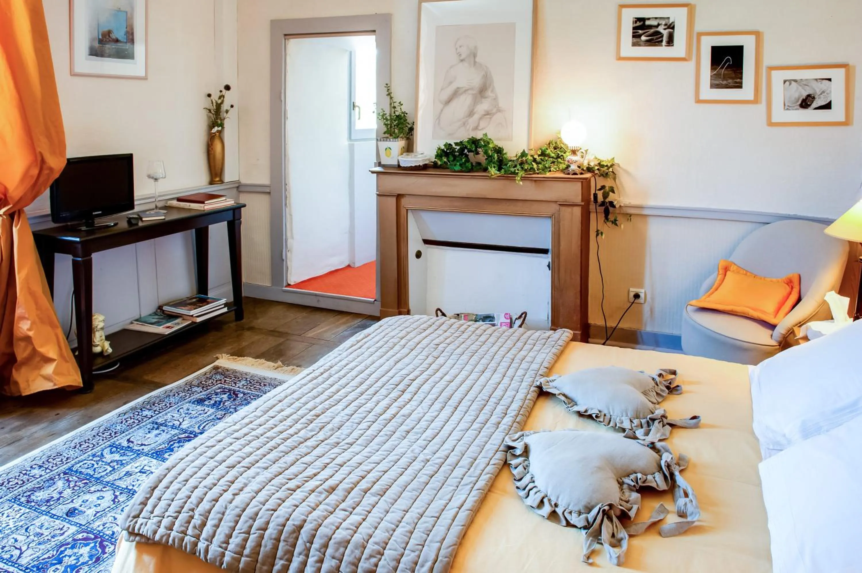 Photo of the whole room, Bed in Château Du Pin - Teritoria