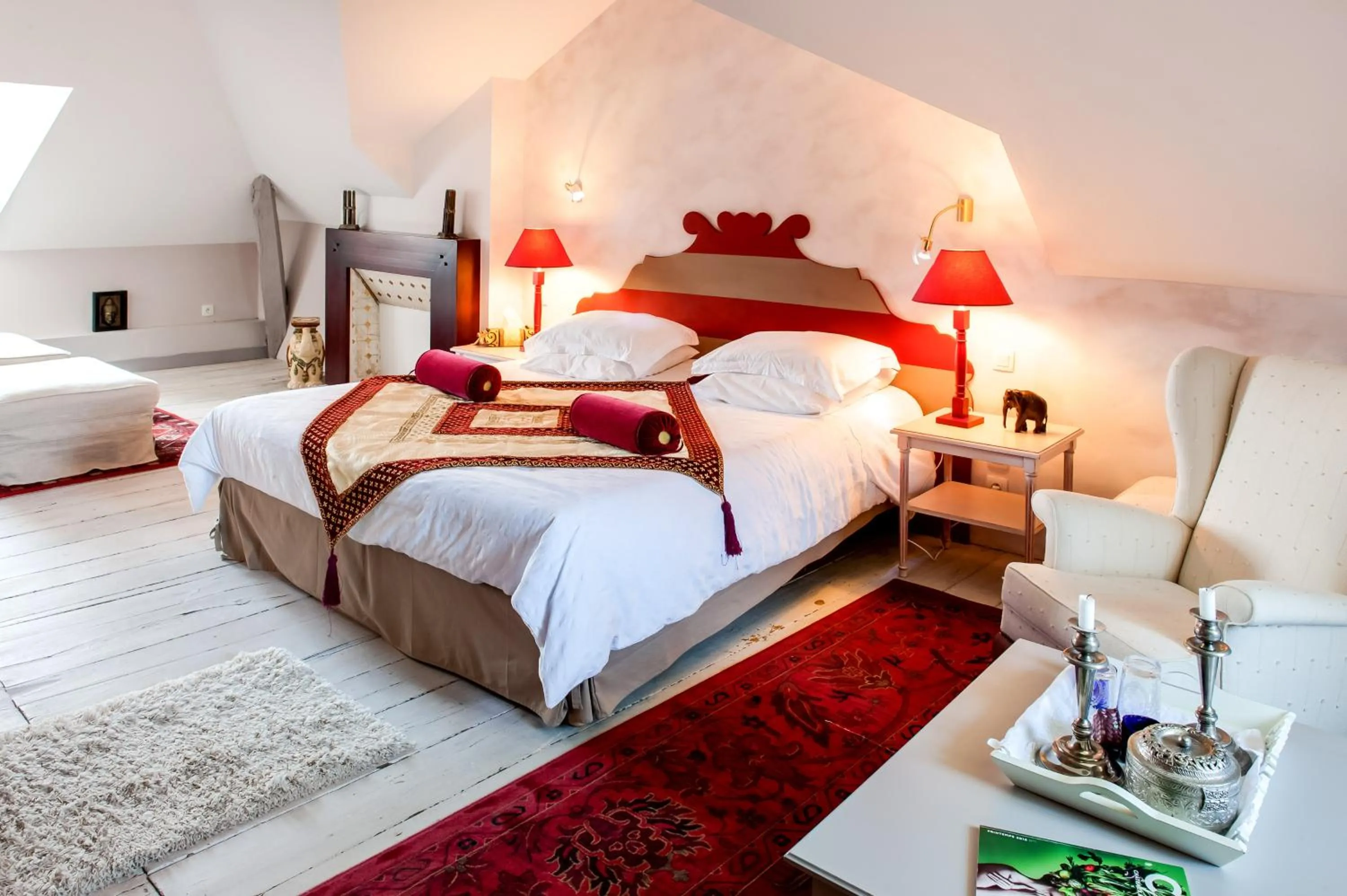 Photo of the whole room, Bed in Château Du Pin - Teritoria