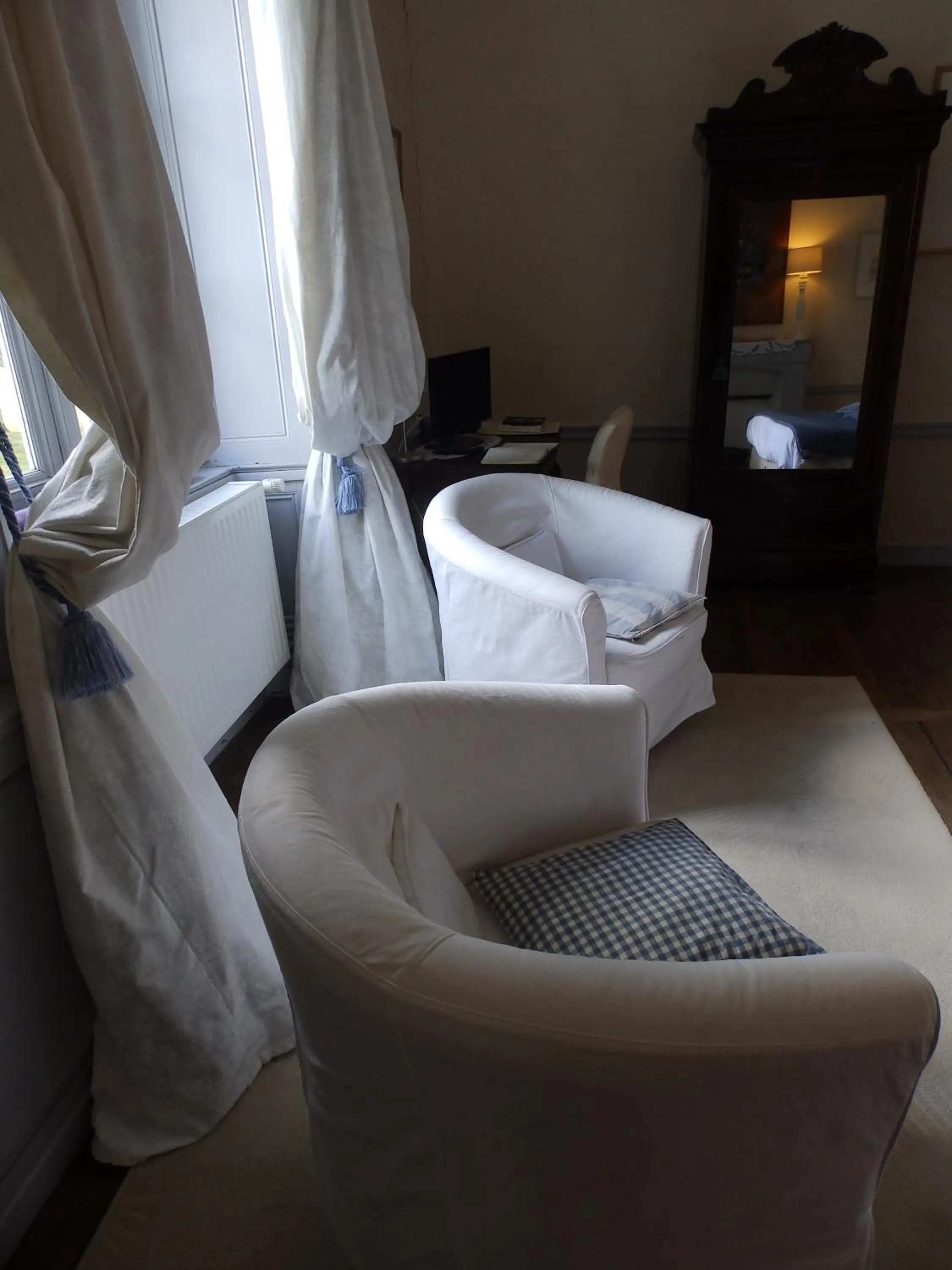 Photo of the whole room in Château Du Pin - Teritoria