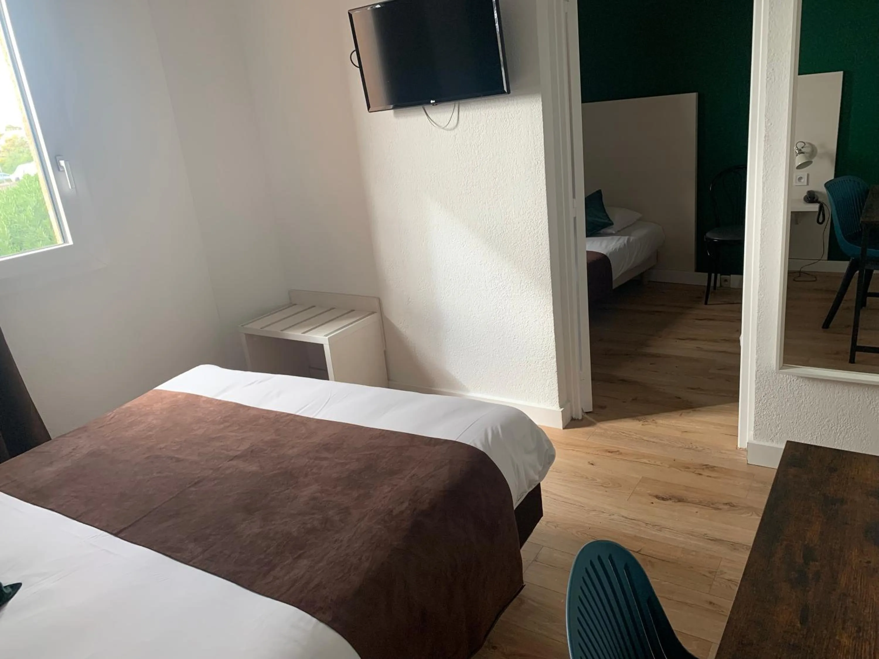 Photo of the whole room, Bed in Contact Hôtel des États-Unis