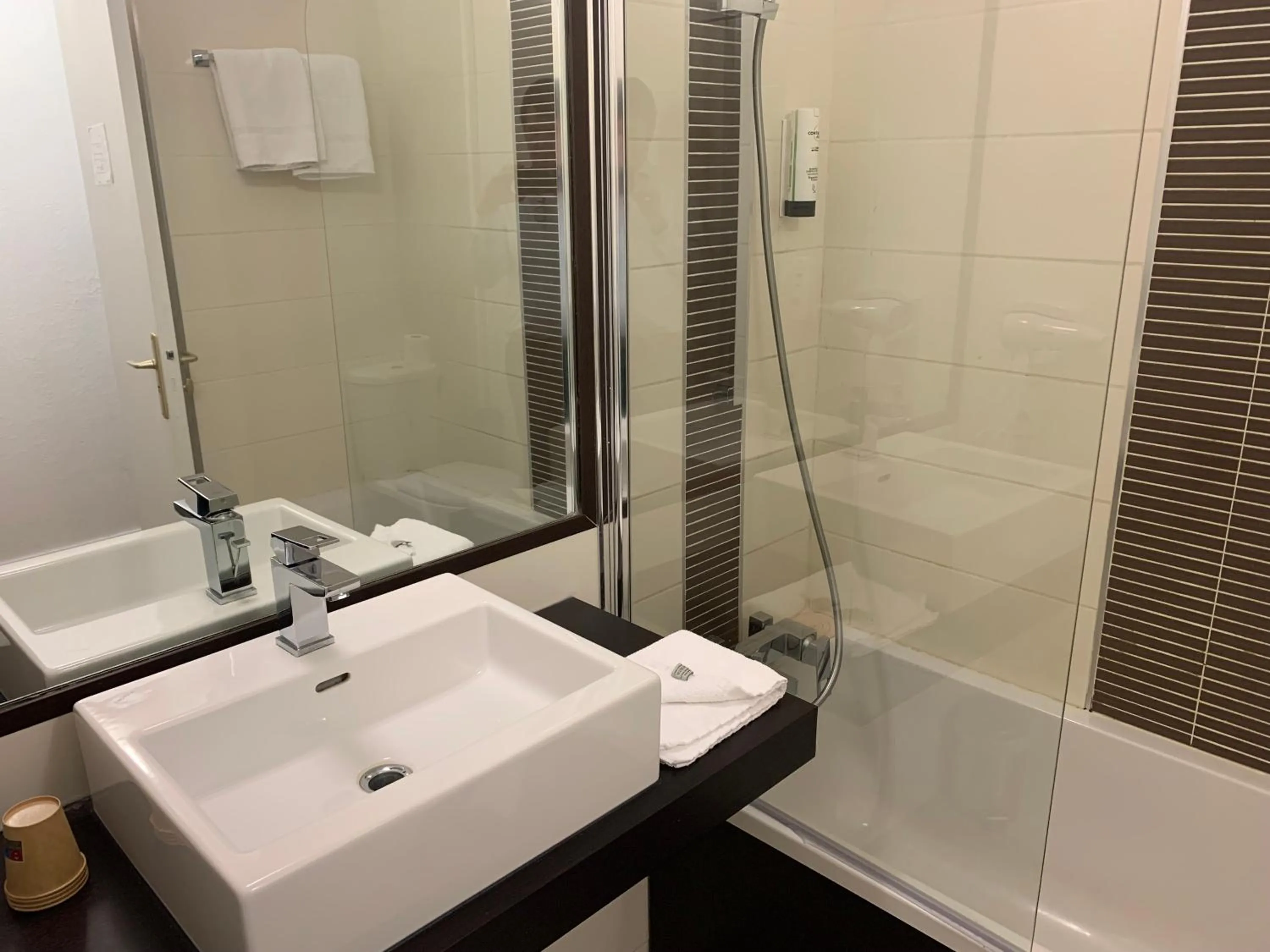 Bathroom in Contact Hôtel des États-Unis