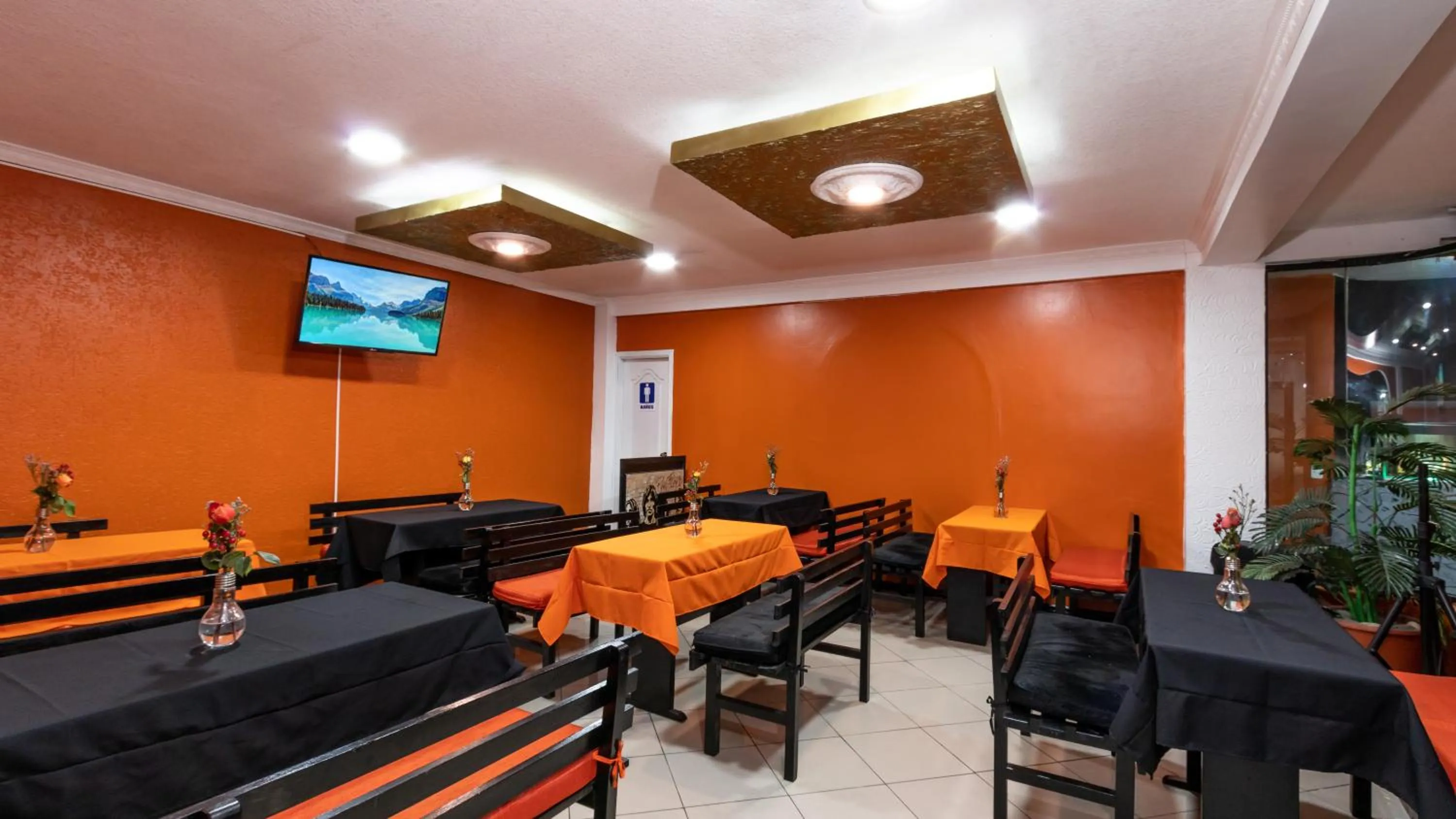 Restaurant/places to eat in Hotel Miraflores