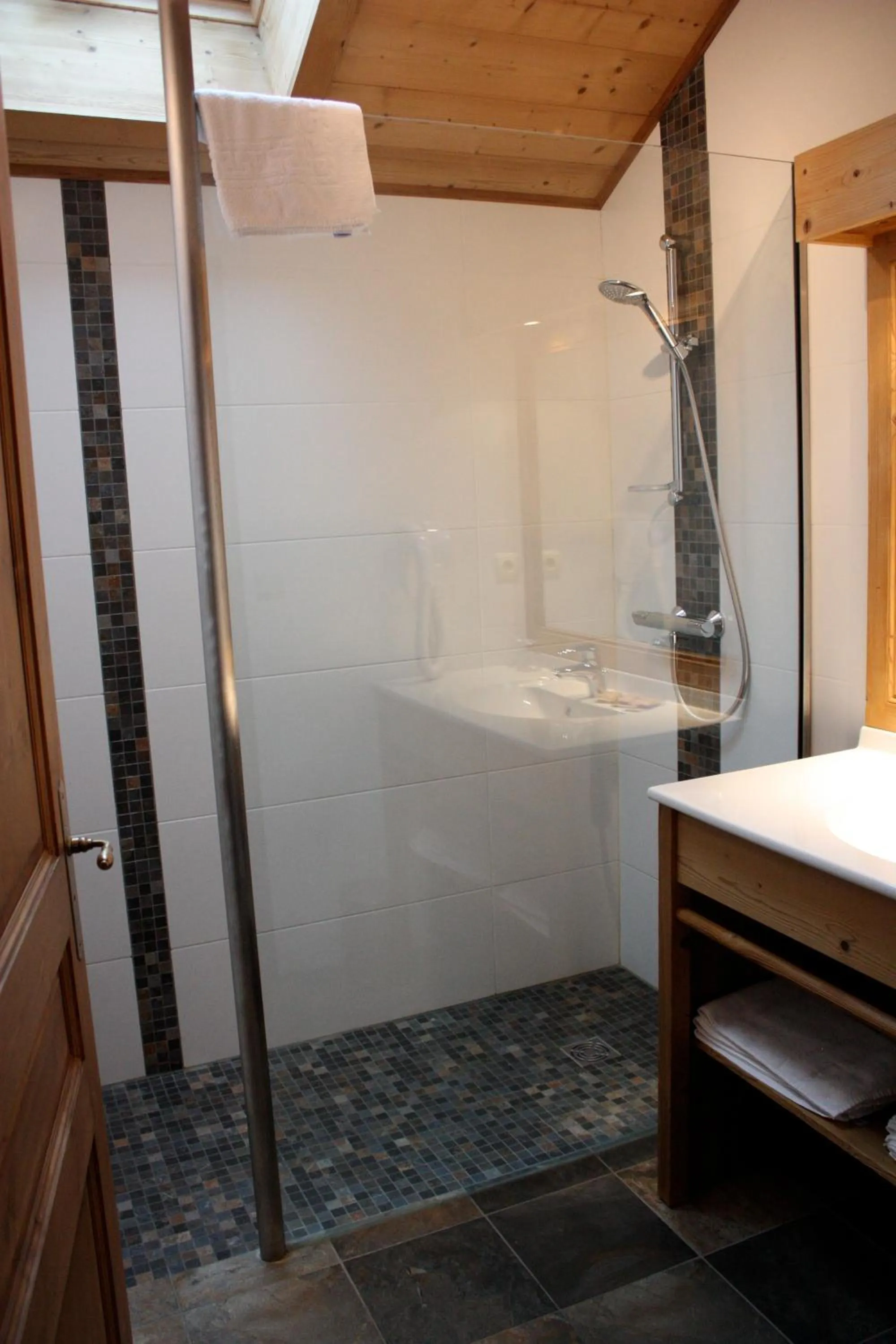 Bathroom in Hôtel Alpina & SPA - Restaurant Oxalis