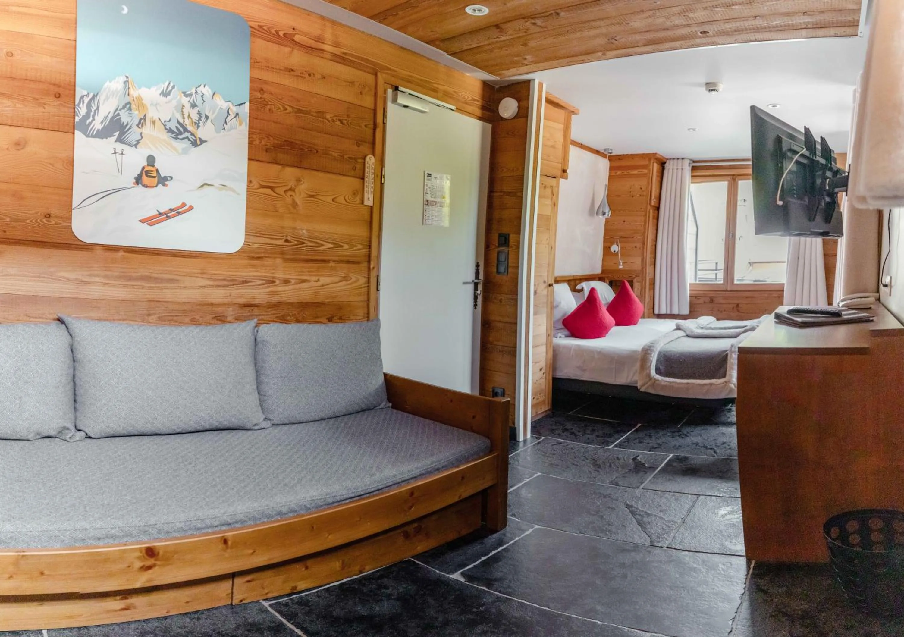 Photo of the whole room, Bed in Hôtel Alpina & SPA - Restaurant Oxalis