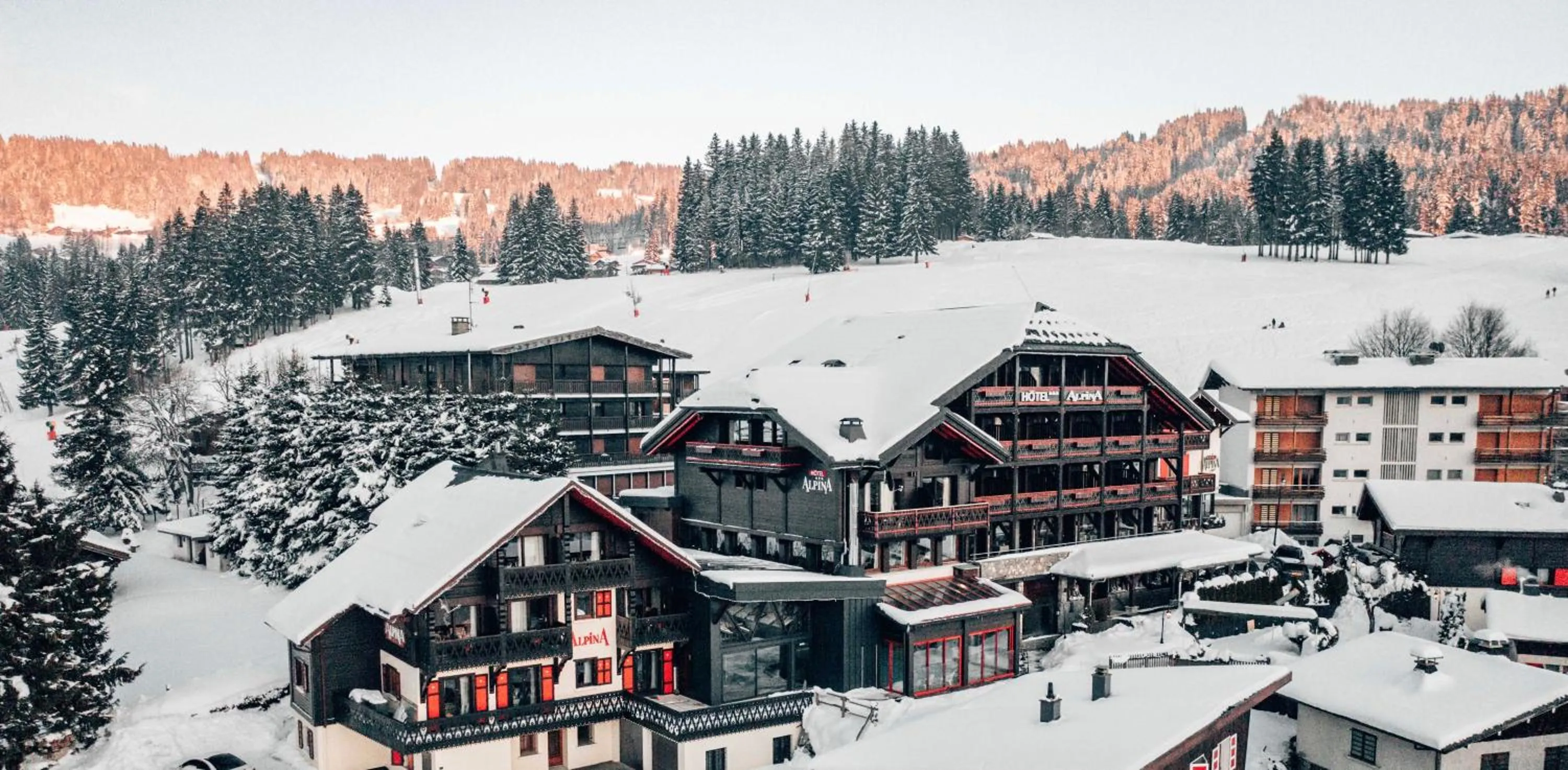 Property building in Hôtel Alpina & SPA - Restaurant Oxalis