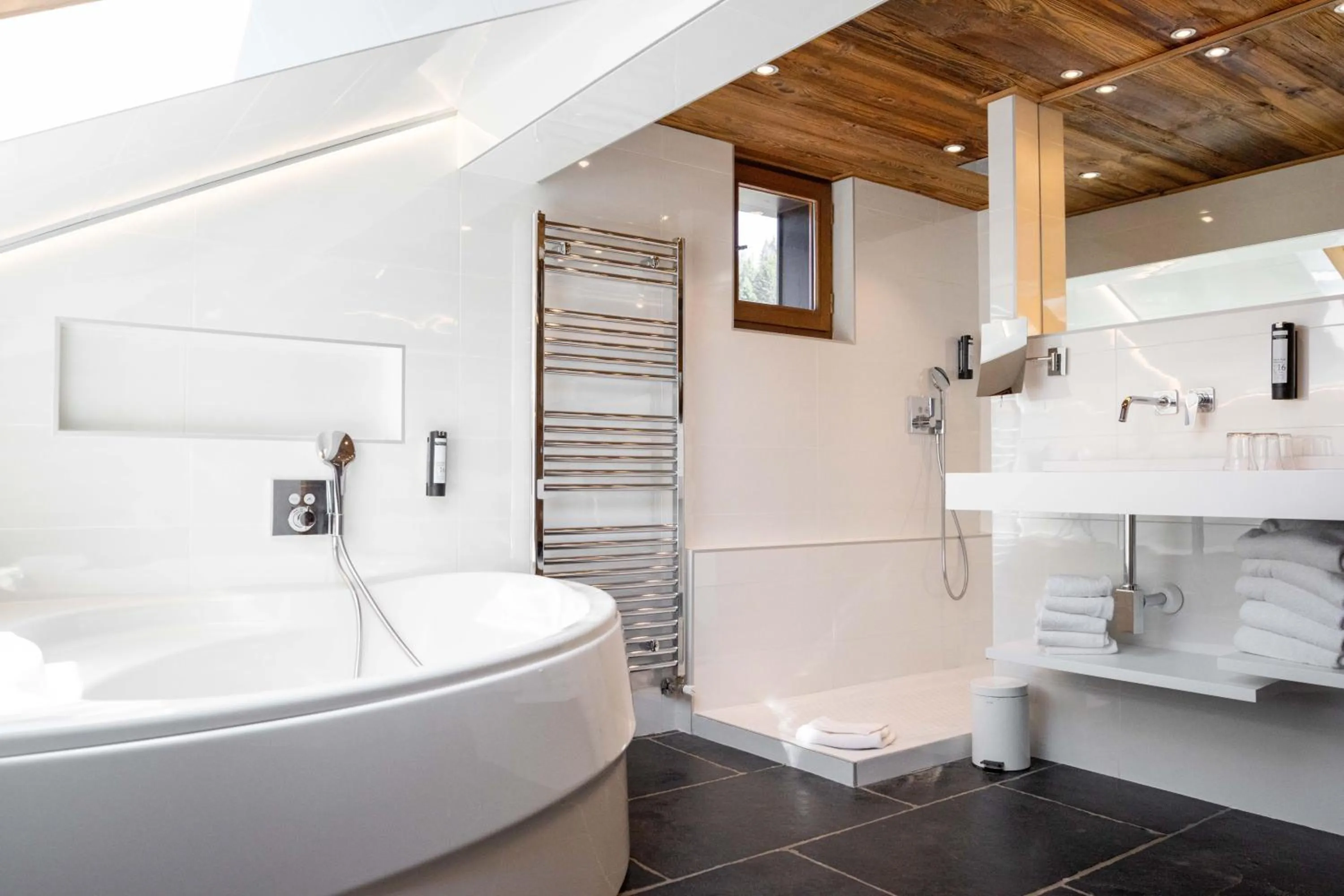 Bedroom in Hôtel Alpina & SPA - Restaurant Oxalis