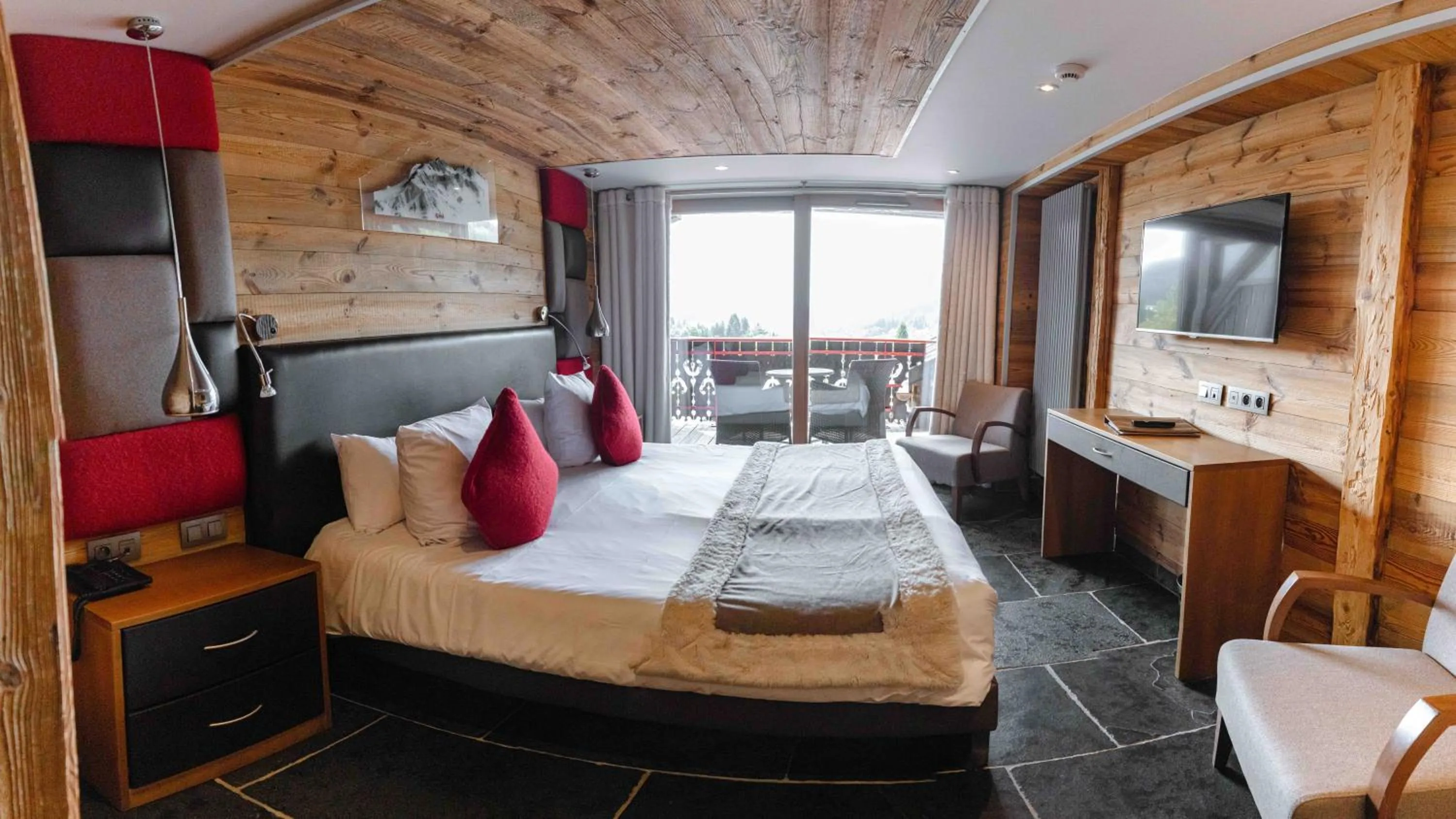 Bedroom, Bed in Hôtel Alpina & SPA - Restaurant Oxalis