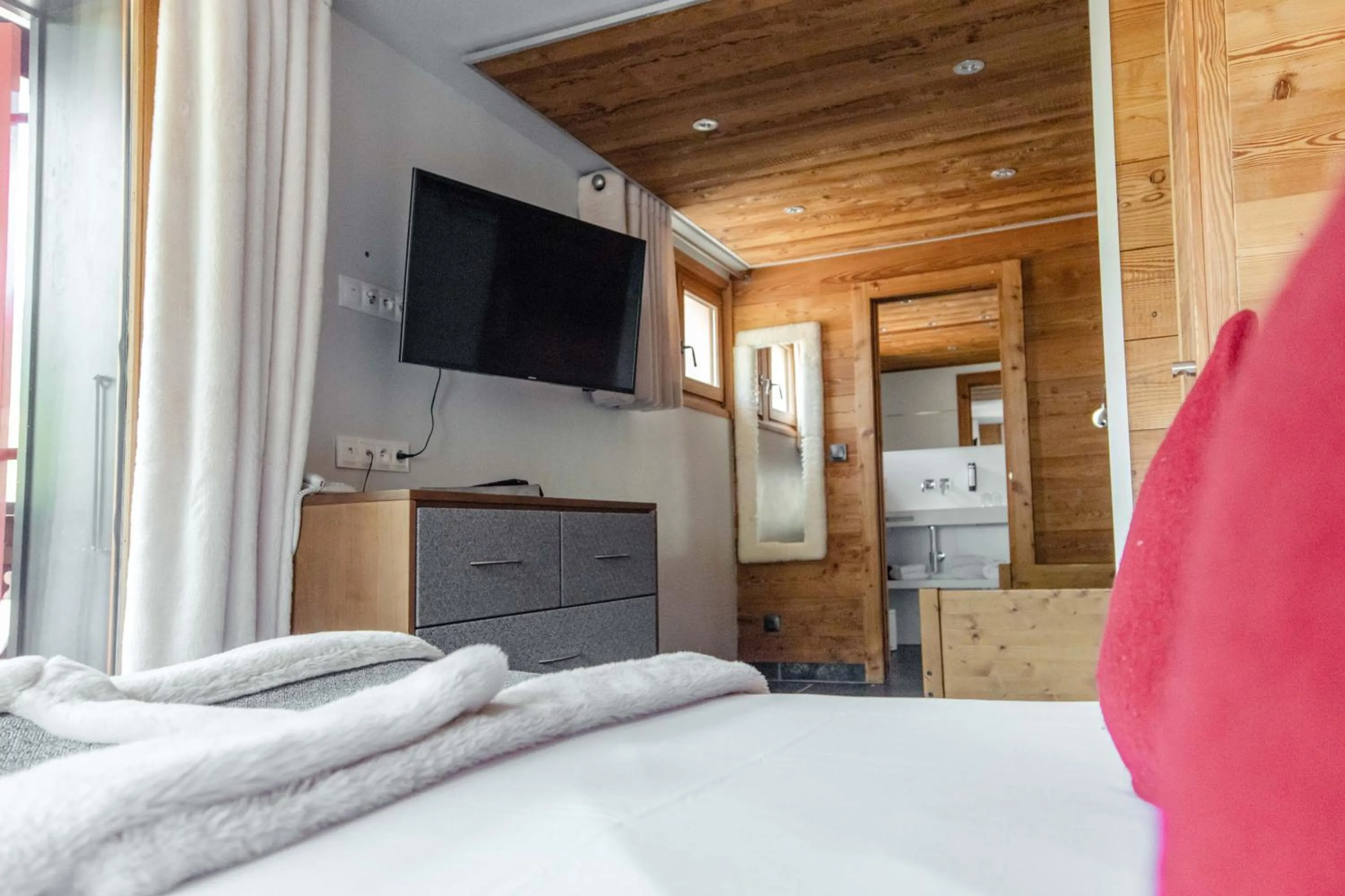 Bedroom, Bed in Hôtel Alpina & SPA - Restaurant Oxalis