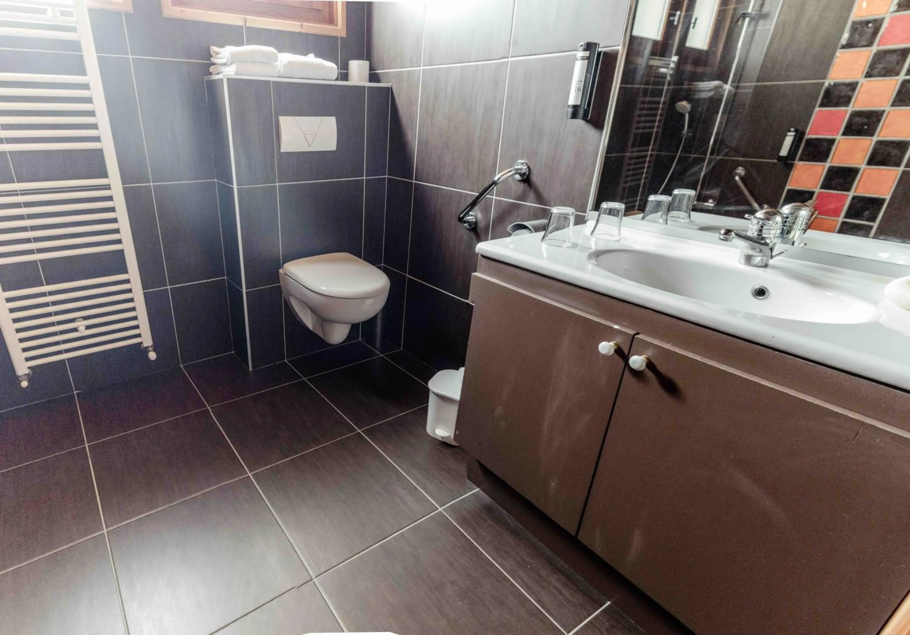 Bathroom in Hôtel Alpina & SPA - Restaurant Oxalis