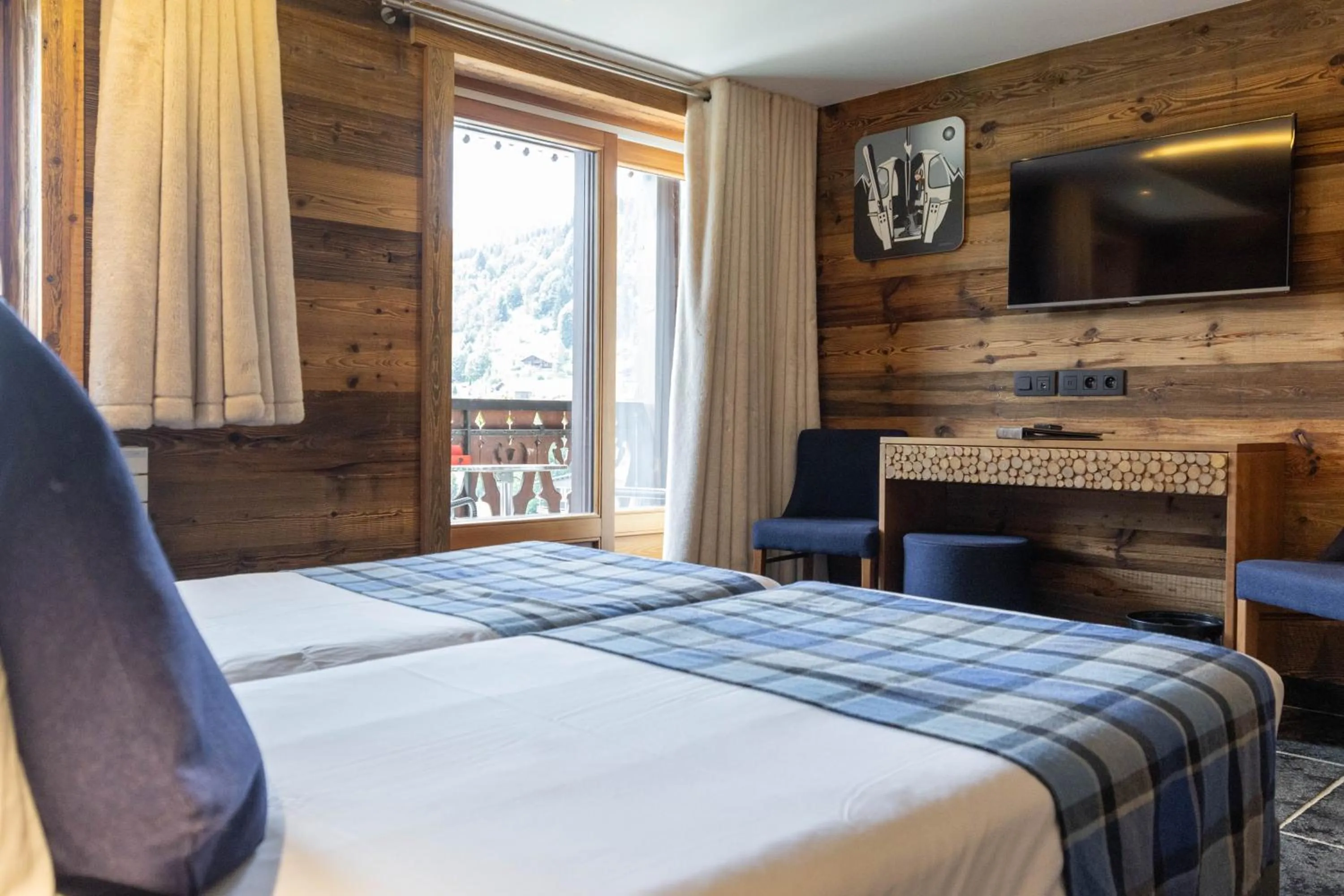 Photo of the whole room, Bed in Hôtel Alpina & SPA - Restaurant Oxalis