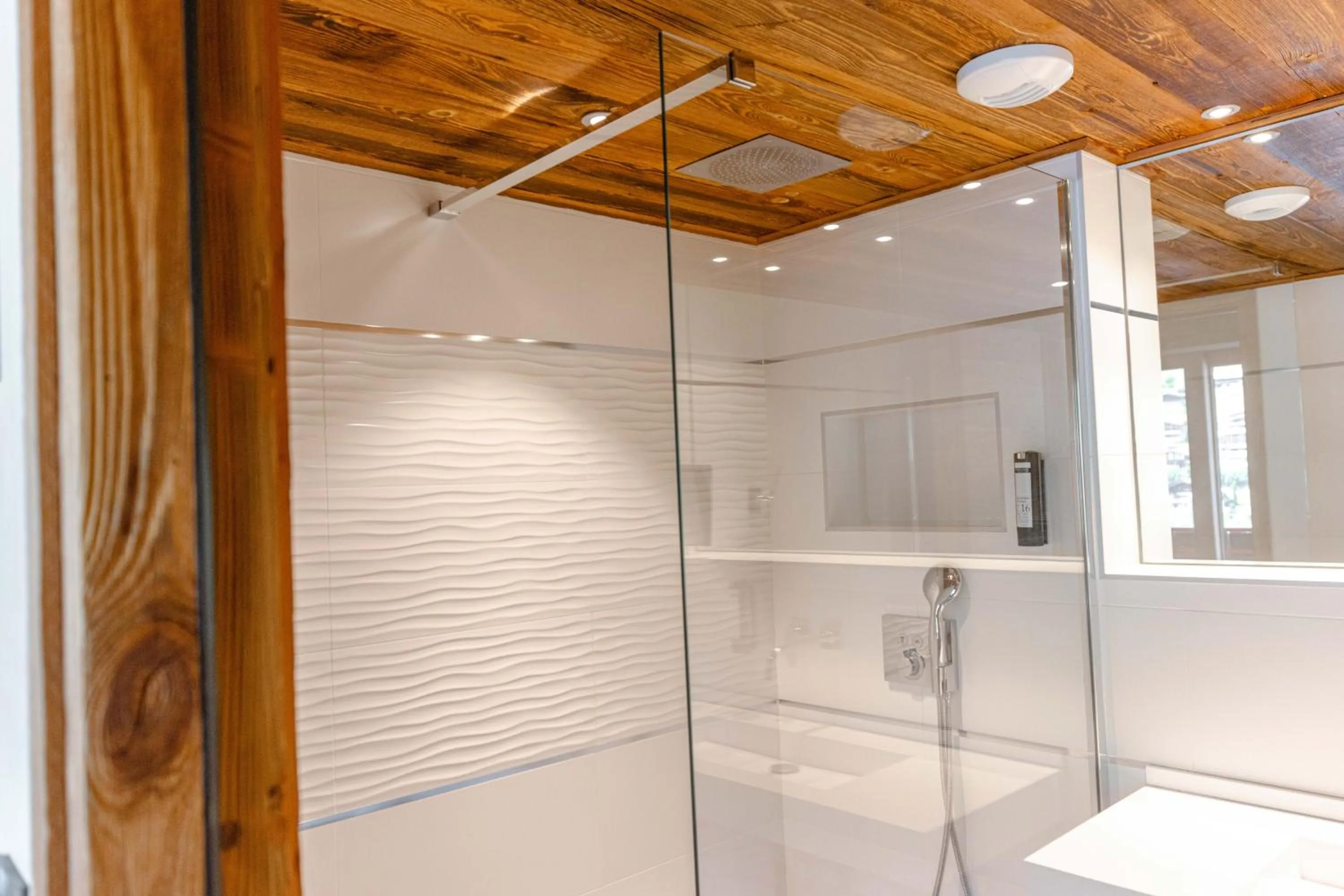 Bathroom in Hôtel Alpina & SPA - Restaurant Oxalis