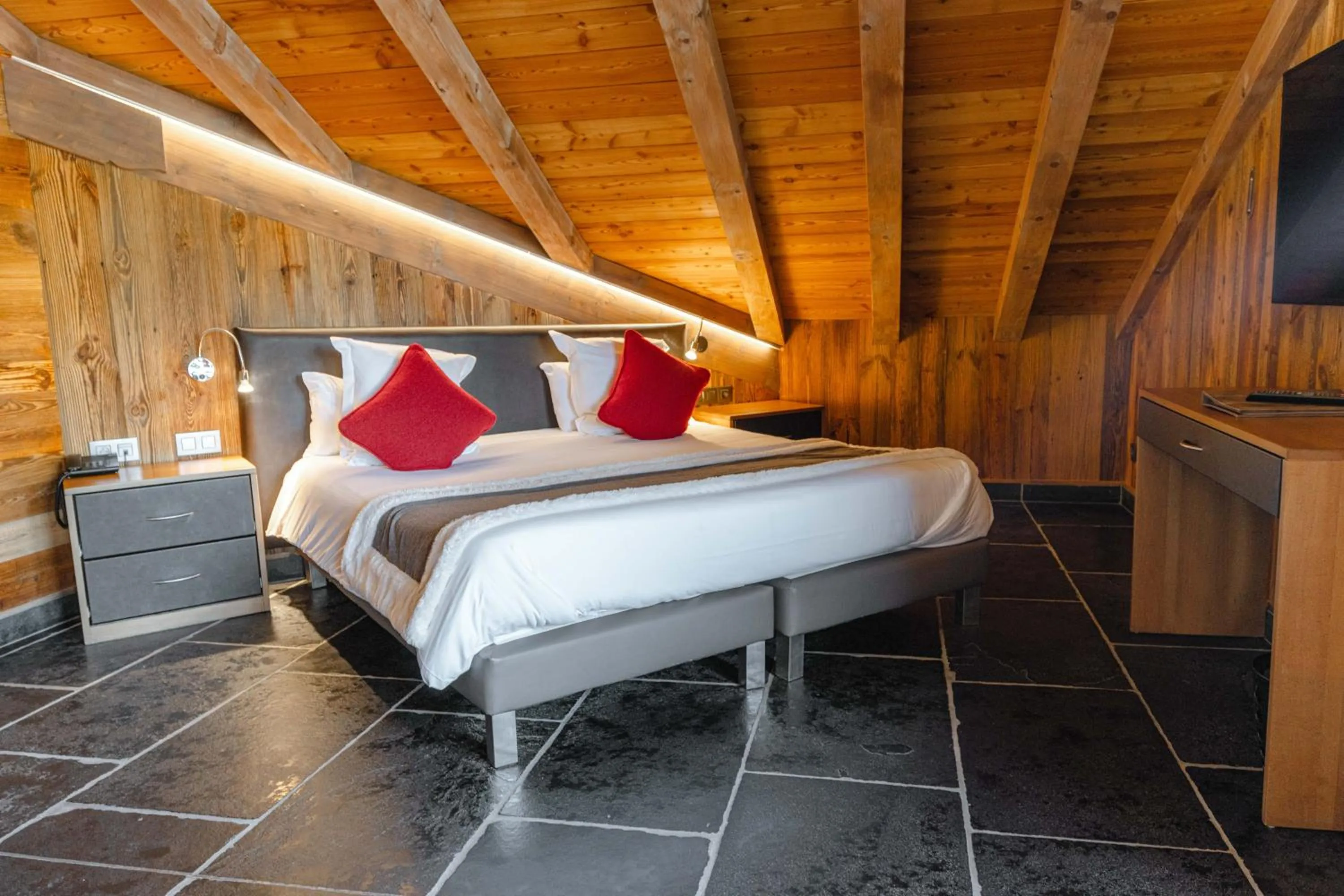 Bedroom, Bed in Hôtel Alpina & SPA - Restaurant Oxalis