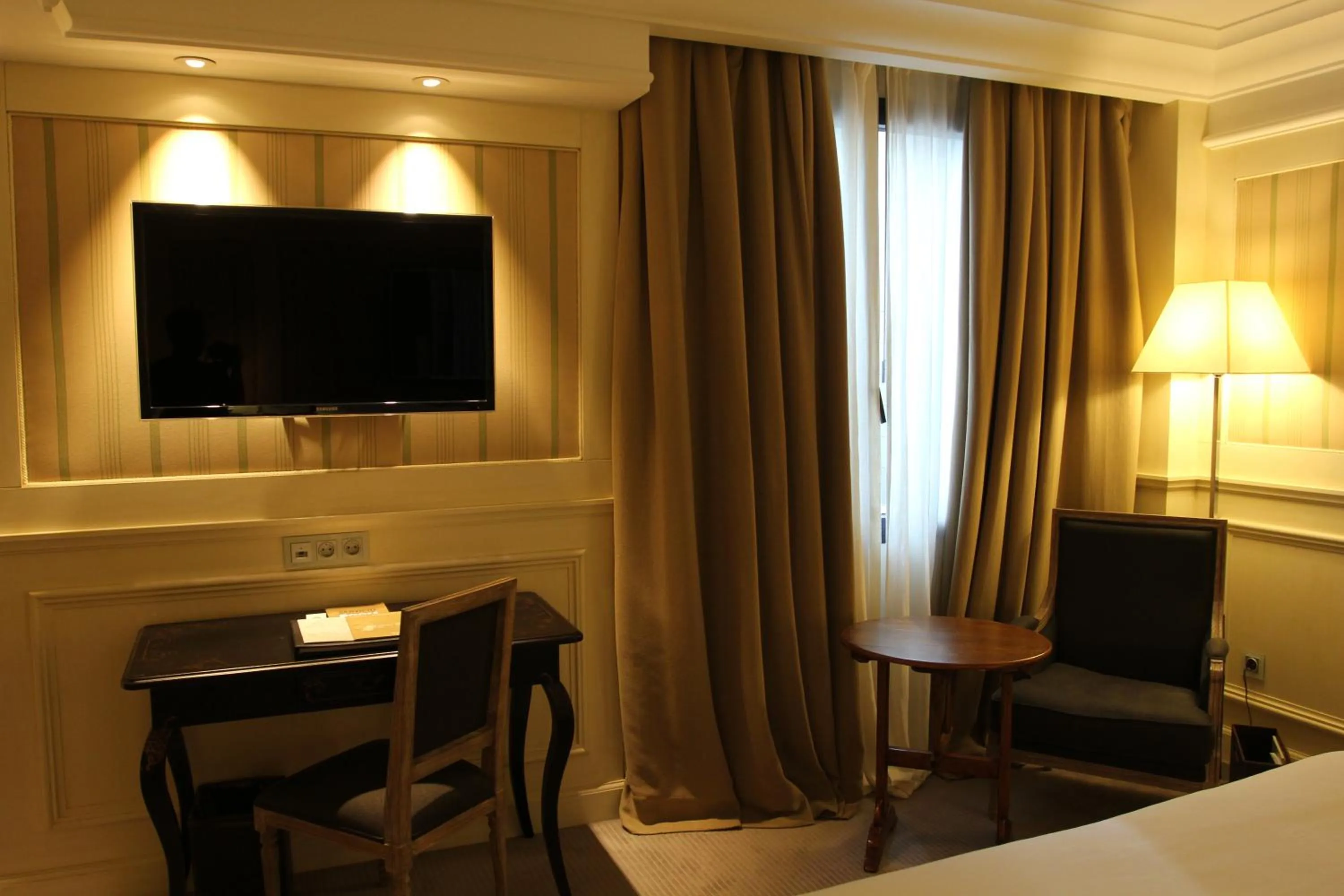 TV and multimedia, Bed in Katriya Hotel and Tower